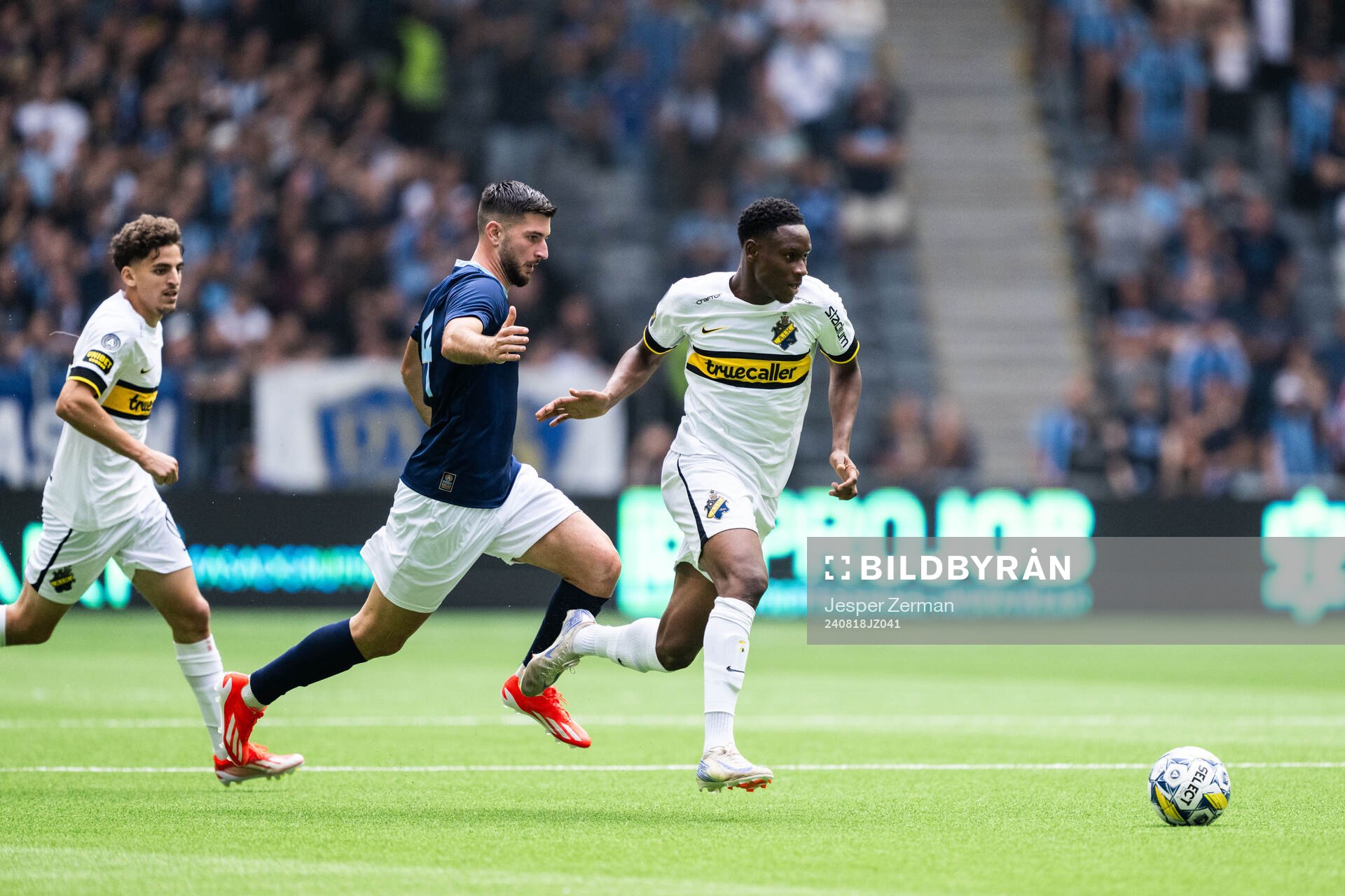 Djurgårdens Besard Sabovic och AIKs Mouhamed Lamine Fanne