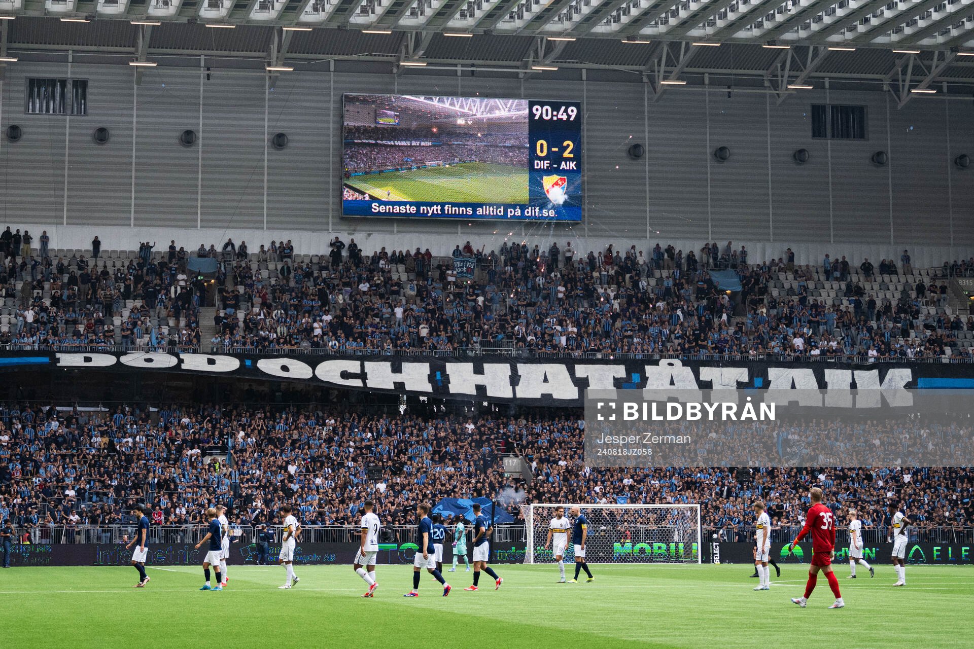 Fyrverkerier skjuts från supportrar