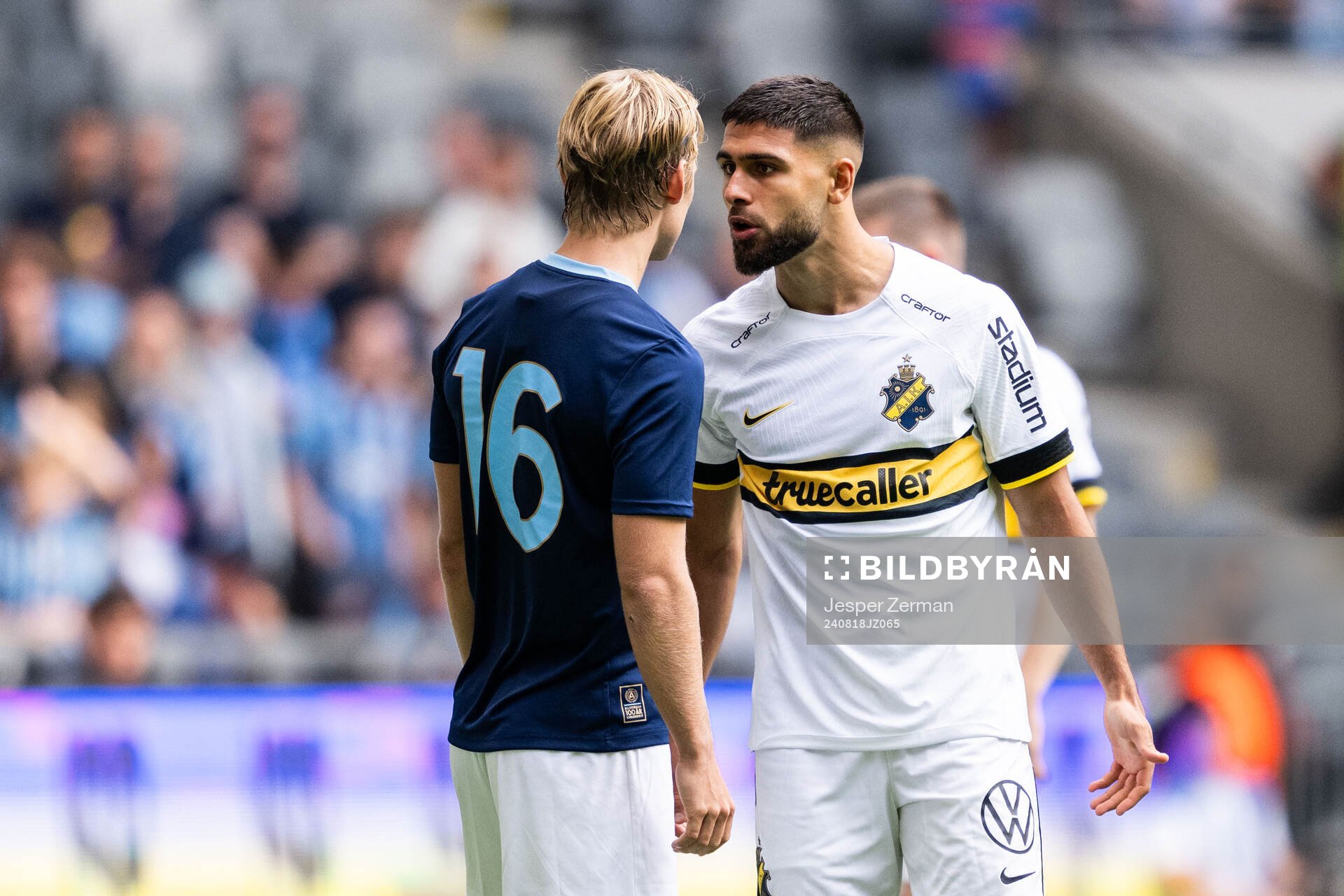 Djurgårdens Tobias Gulliksen och AIKs Omar Faraj