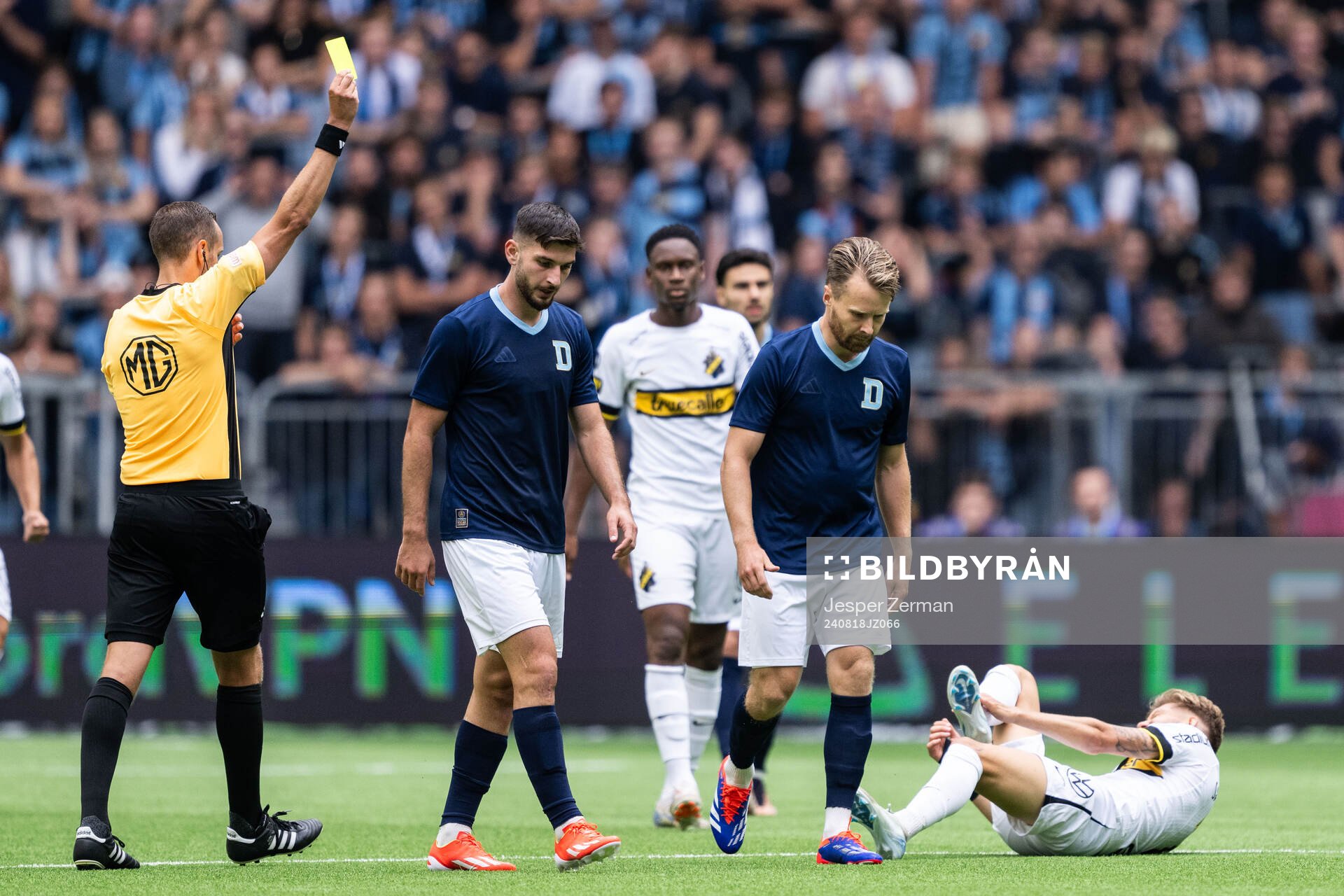 Djurgårdens Jacob Larsson tilldelas gult kort av domare