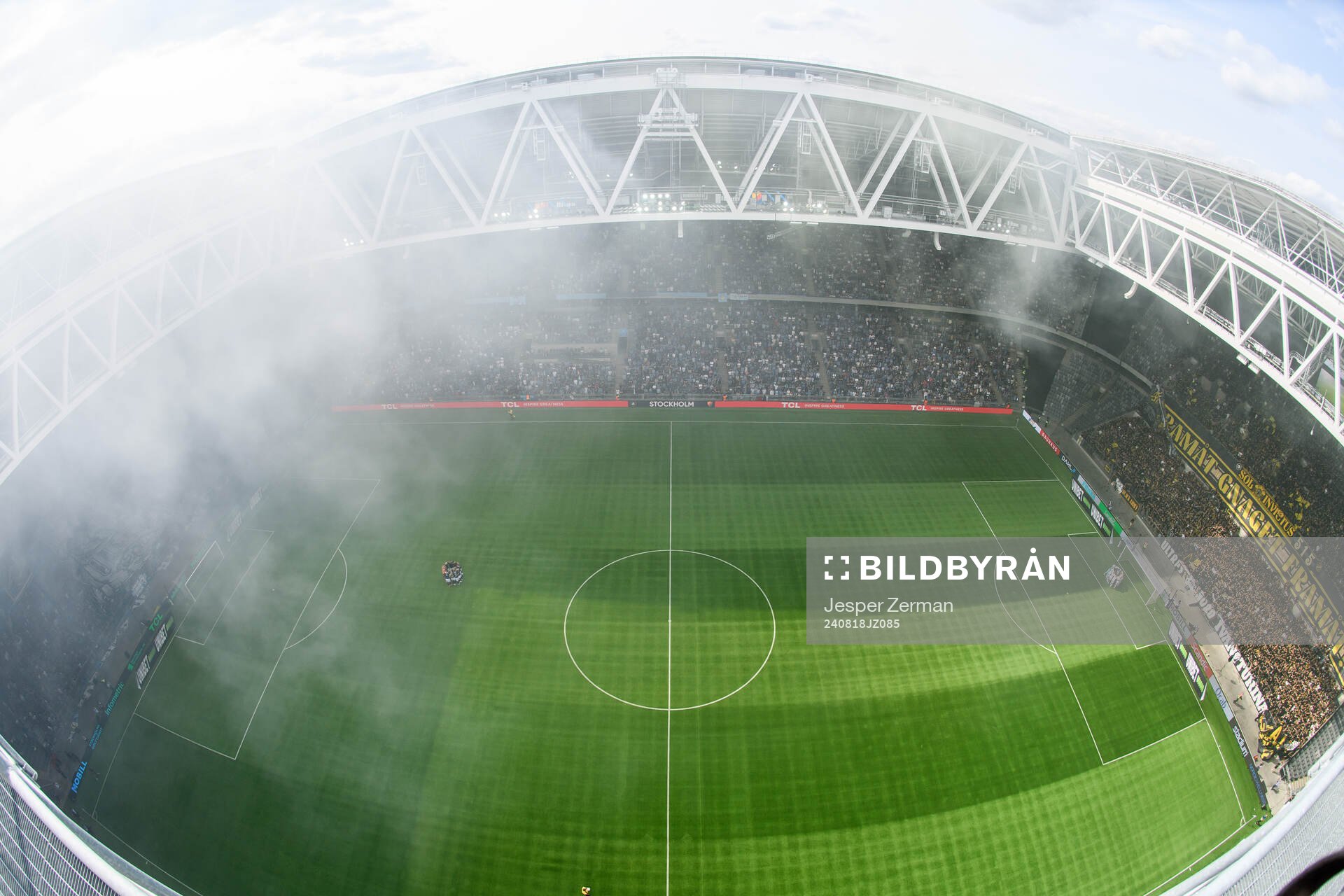 Rök från pyroteknik över Tele2 Arena