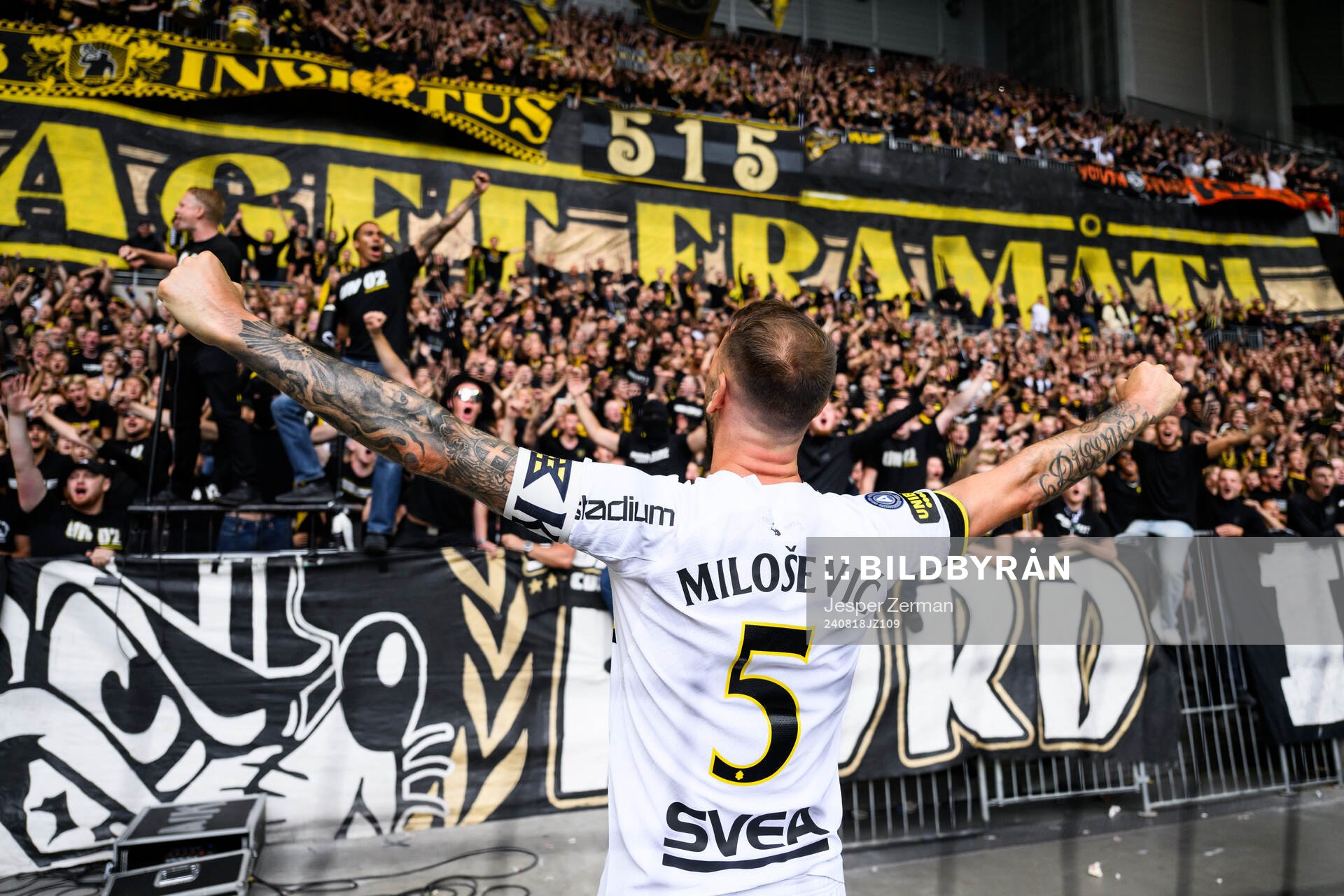 AIKs Alexander Milosevic jublar med supportrar