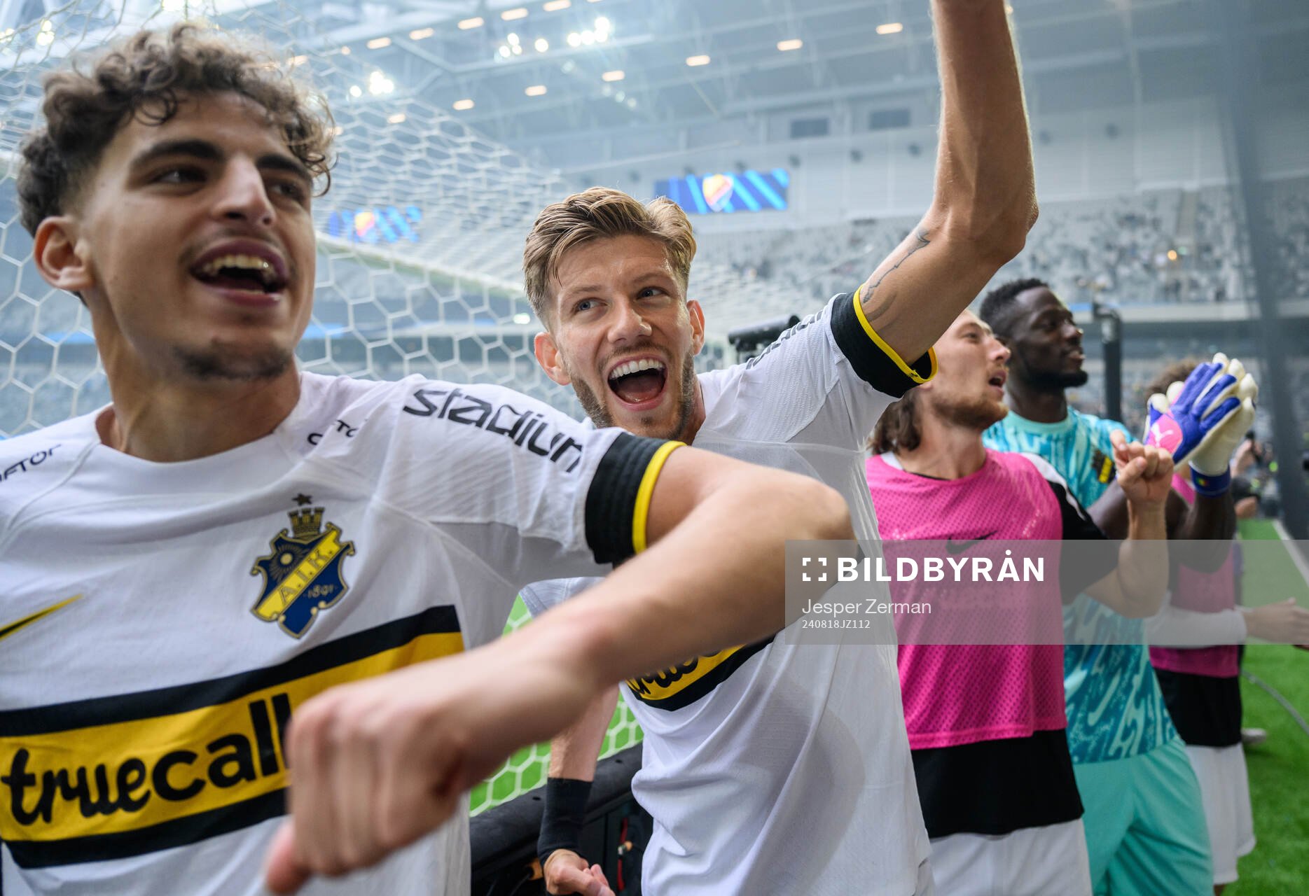 AIKs Taha Ayari och Anton Salétros jublar efter fotbollsmatchen i Allsvenskan mellan Djurgården och AIK den 18 augusti 2024 i Stockholm. 
