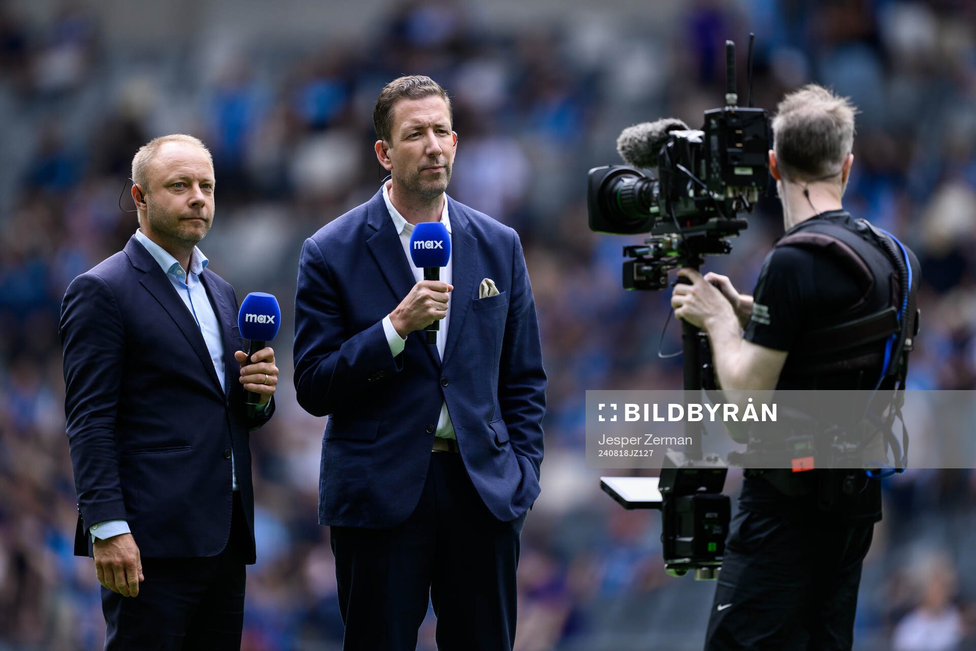 Max programledare Anders Andersson och Jonas Dahlquist under fotbollsmatchen i Allsvenskan mellan Djurgården och AIK den 18 augusti 2024 i Stockholm.