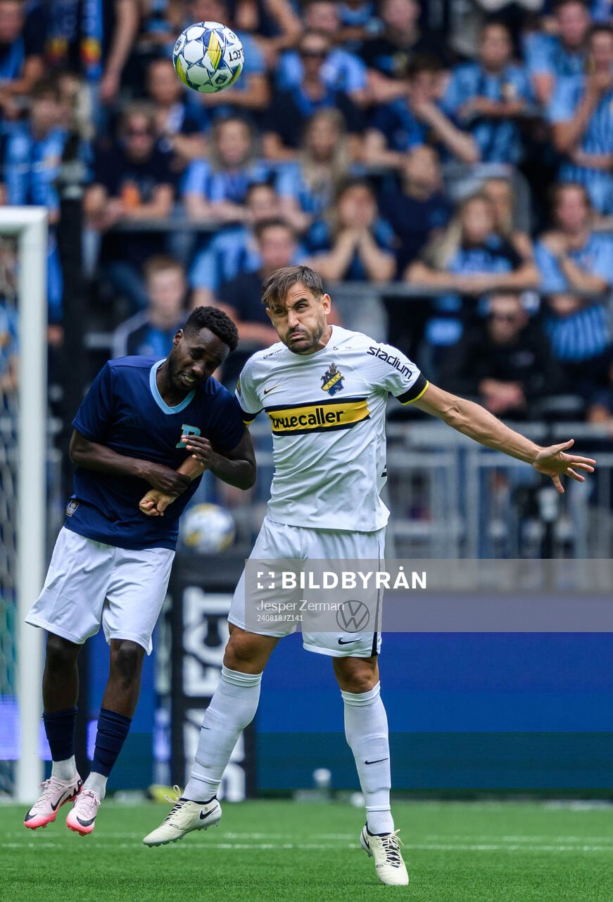 Djurgårdens Tokmac Nguen och AIKs Sotirios Papagiannopoulos