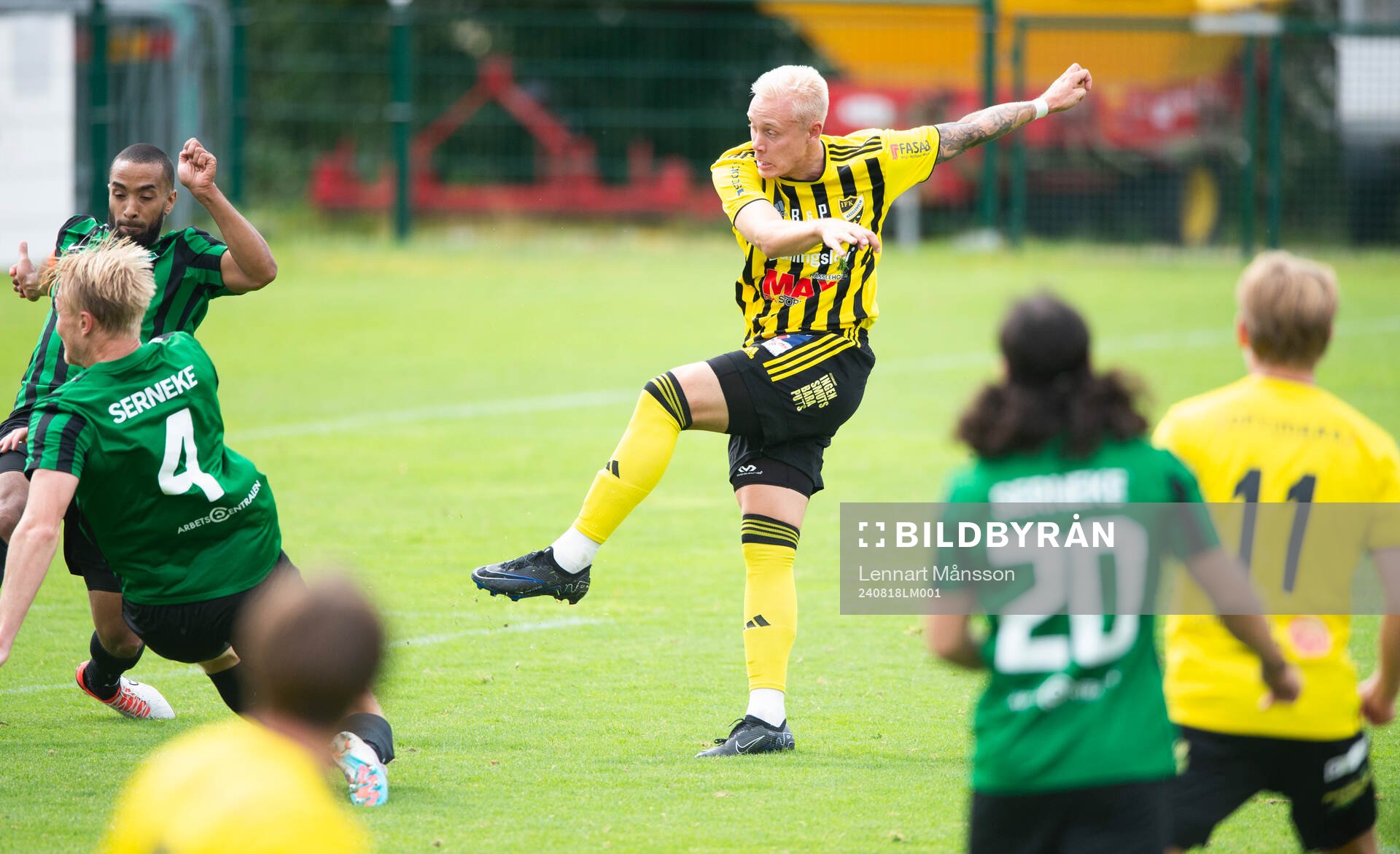 IFK Hässleholms Alexander Sjöström skjuter 0-1 i matchen i div 2 mellan Högaborgs BK och IFK Hässleholm i Helsingborg 18 augusti 2024.
