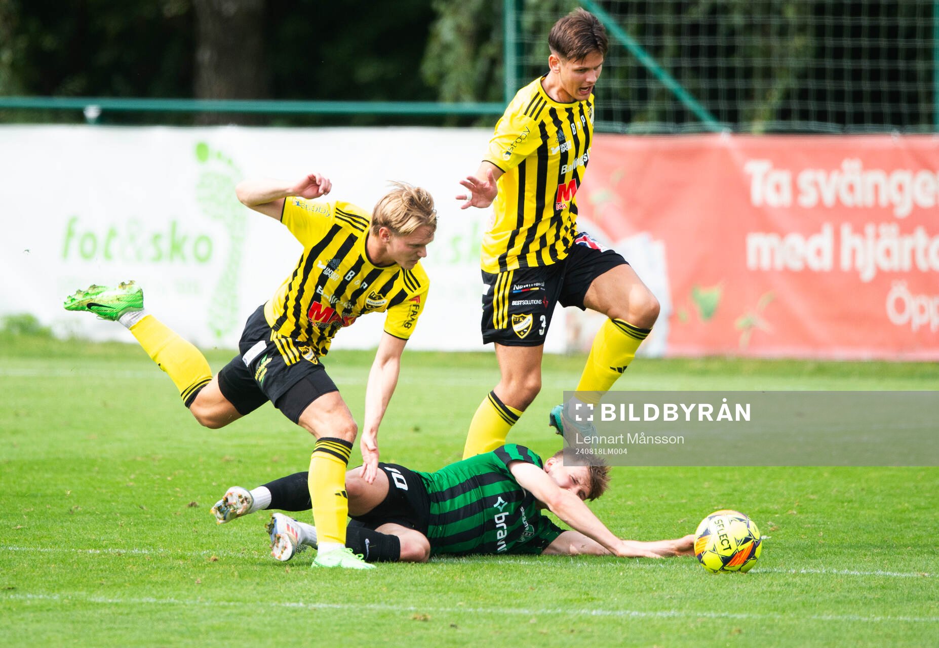 IFK Hässleholms Kasper Månsson och Viktor Ahlgren i matchen i div 2 mellan Högaborgs BK och IFK Hässleholm i Helsingborg 18 augusti 2024.