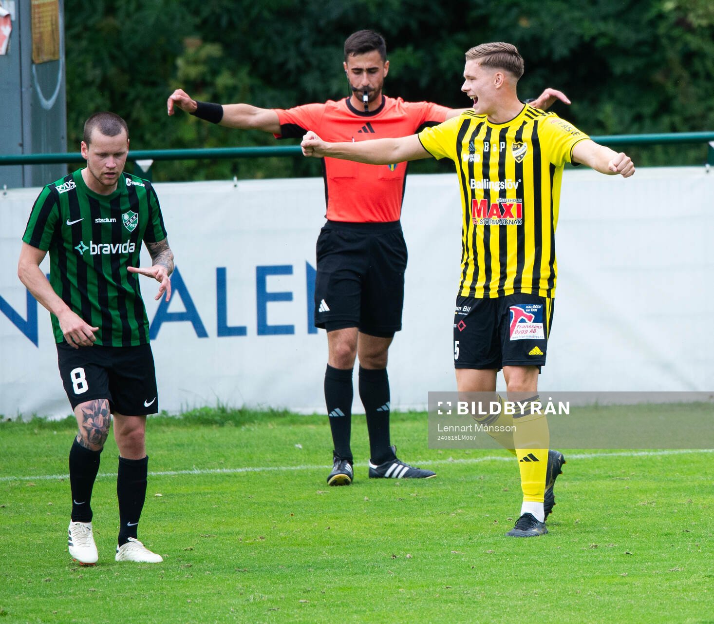IFK Hässleholms Axel Henriksson jublar när domaren