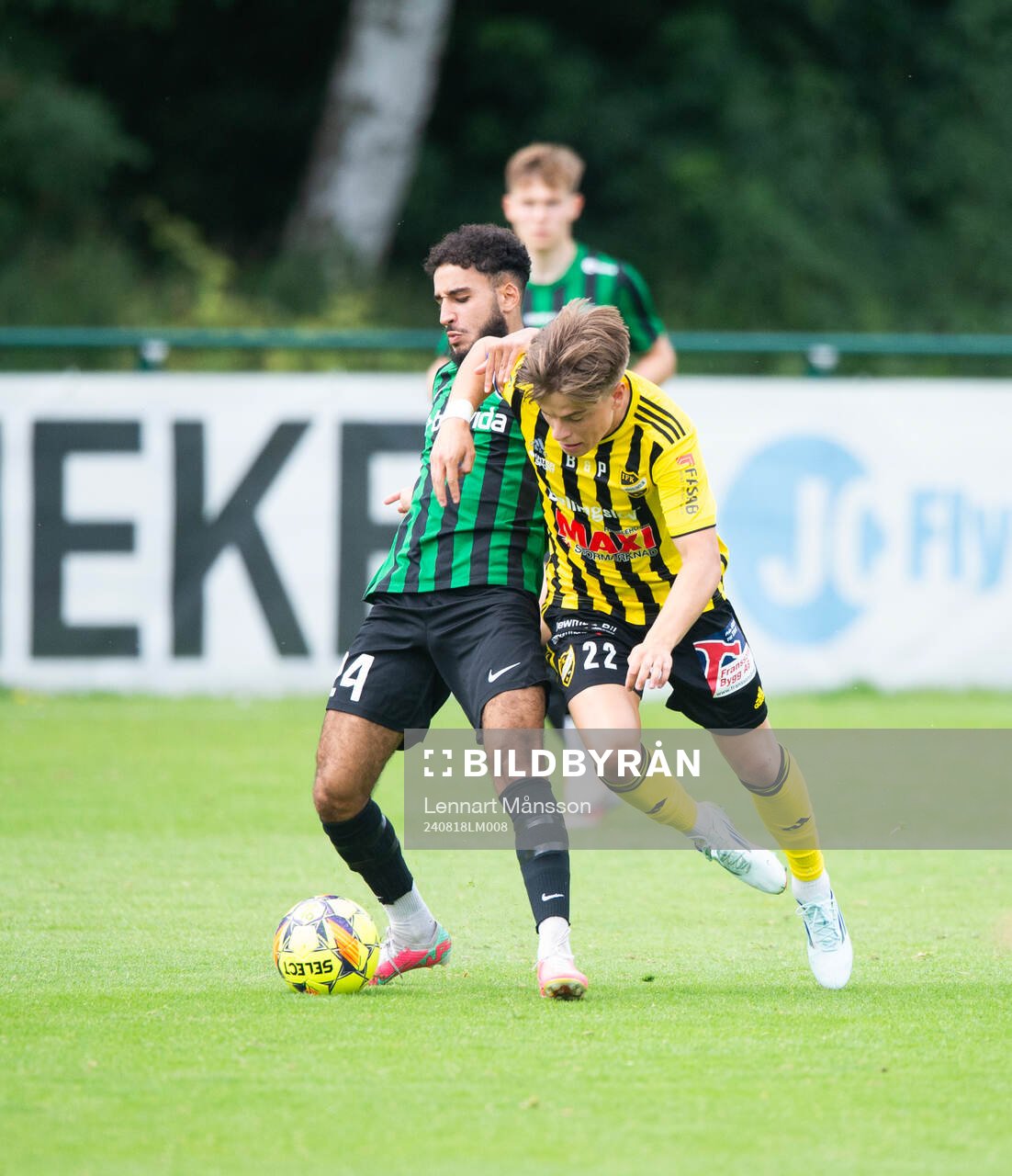 IFK Hässleholms Jussi Tikkanen tacklas omkull i matchen i div 2 mellan Högaborgs BK och IFK Hässleholm i Helsingborg 18 augusti 2024.