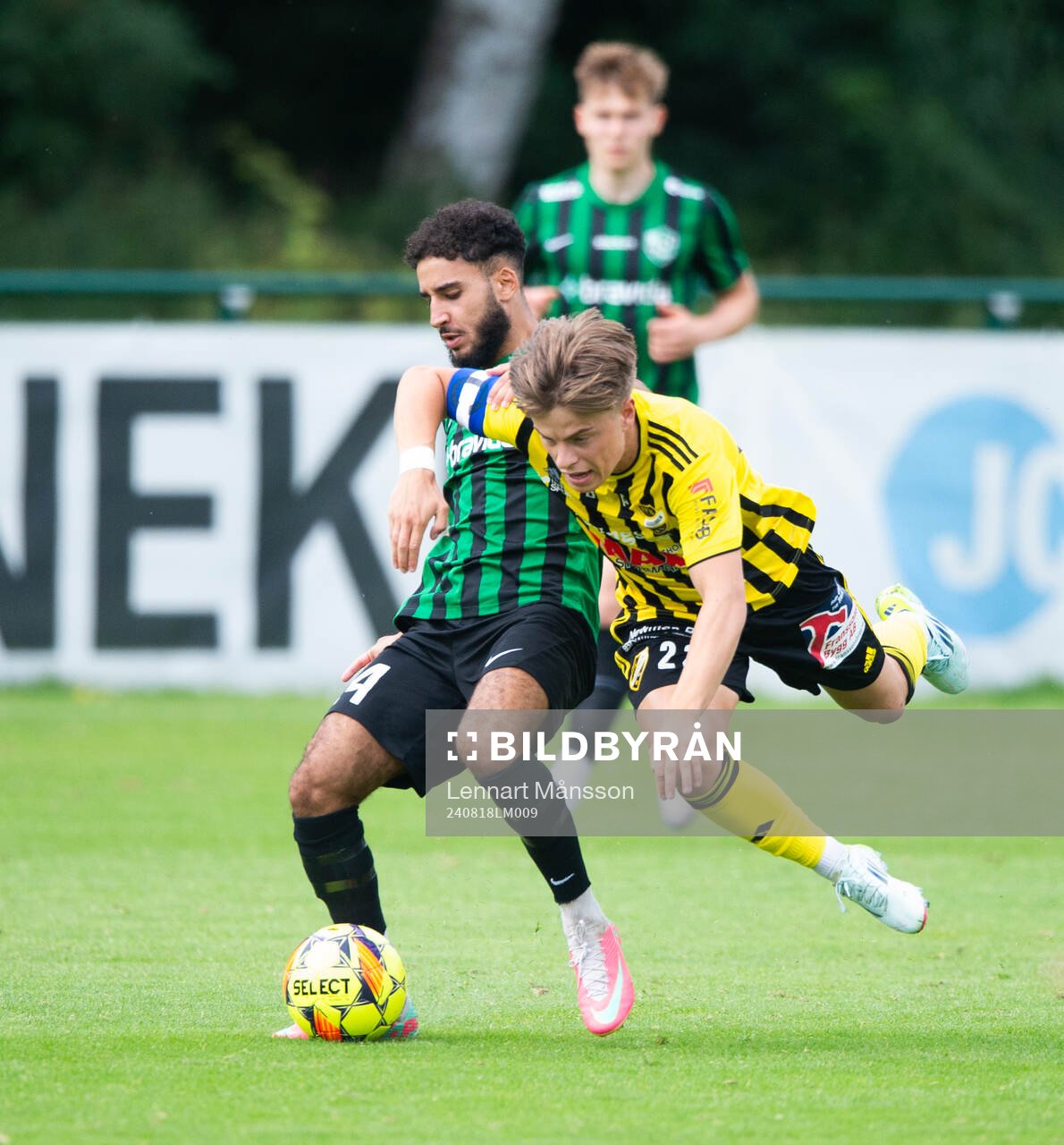 IFK Hässleholms Jussi Tikkanen tacklas omkull i matchen i div 2 mellan Högaborgs BK och IFK Hässleholm i Helsingborg 18 augusti 2024.