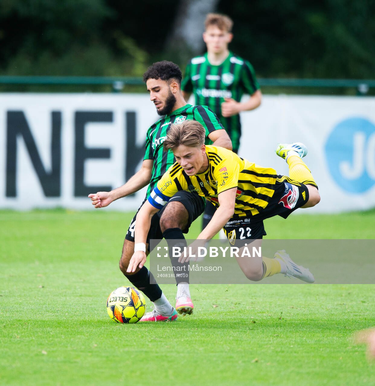 IFK Hässleholms Jussi Tikkanen tacklas omkull i matchen i div 2 mellan Högaborgs BK och IFK Hässleholm i Helsingborg 18 augusti 2024.