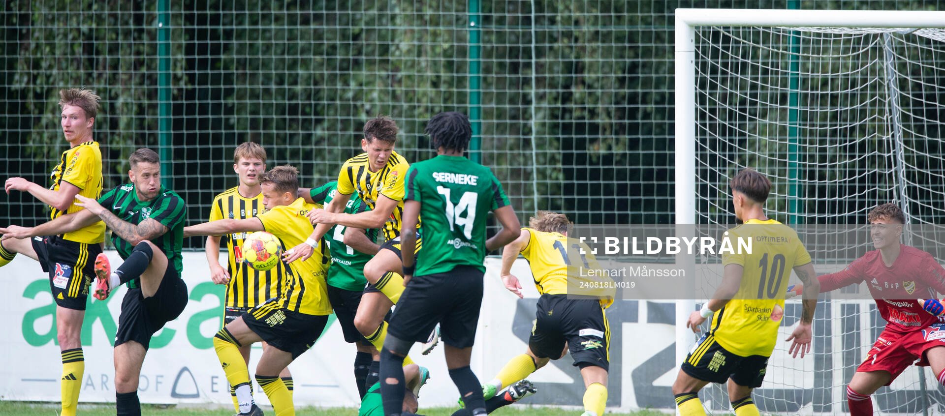 Trångt vid hörnspark i matchen i div 2 mellan Högaborgs