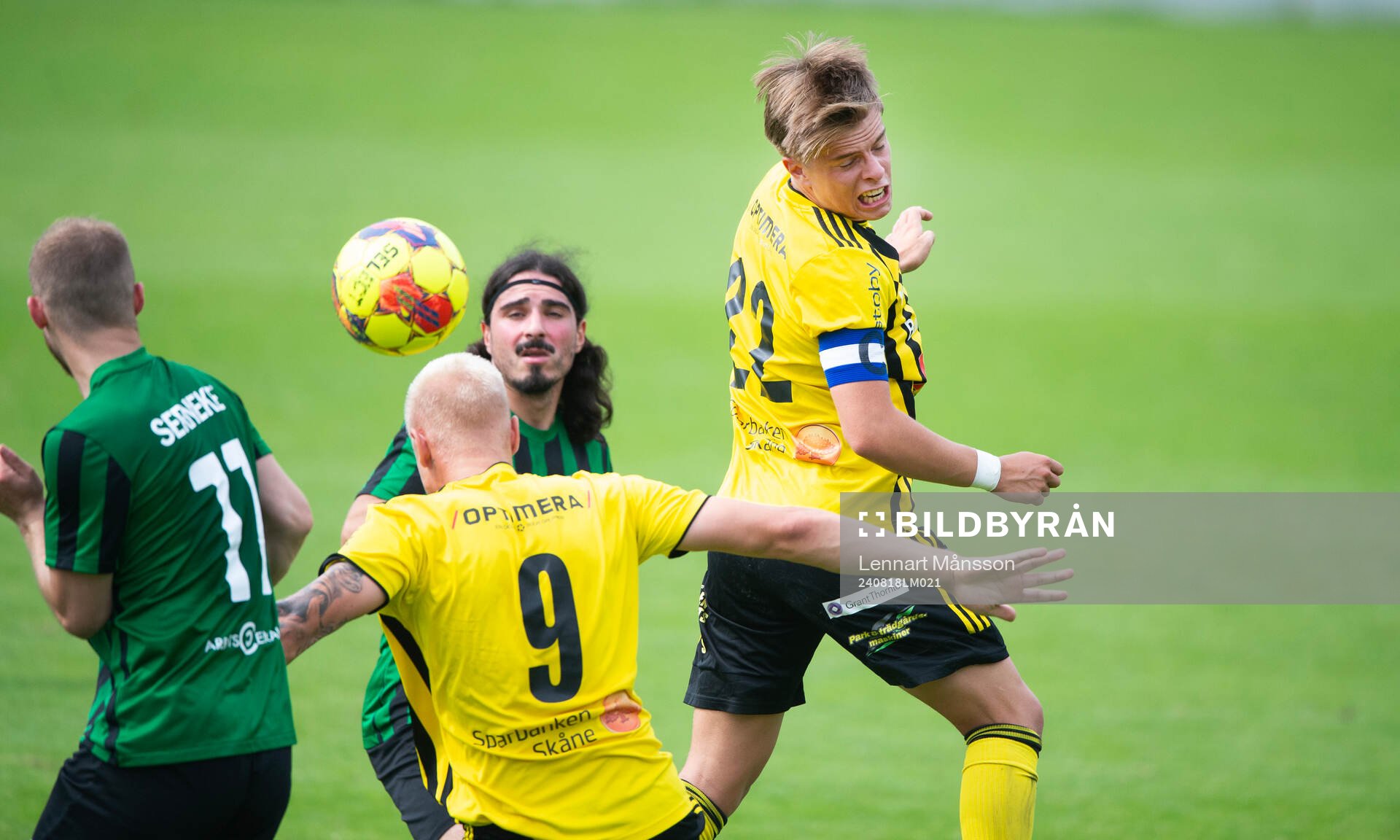 IFK Hässleholms Jussi Tikkanen nickar i matchen i div 2