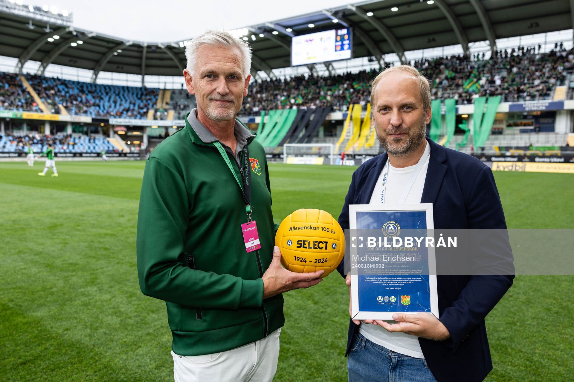 GAIS klubbchef Povel Fagerström mottar en jubileumsboll