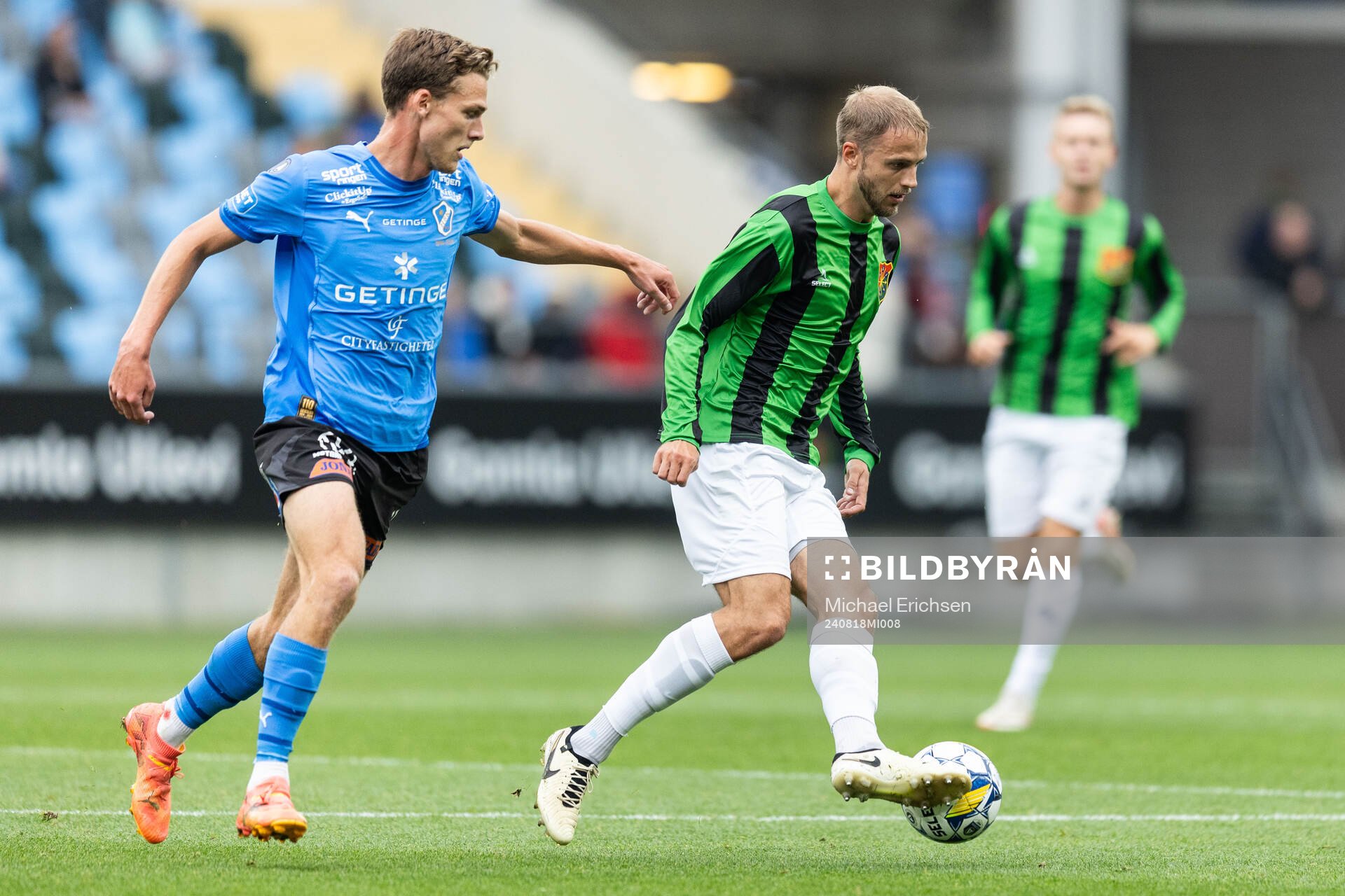 Halmstads Villiam Granath och GAIS Gustav Lundgren under fotbollsmatchen i Allsvenskan mellan GAIS och Halmstad den 18 augusti 2024 i Göteborg.
