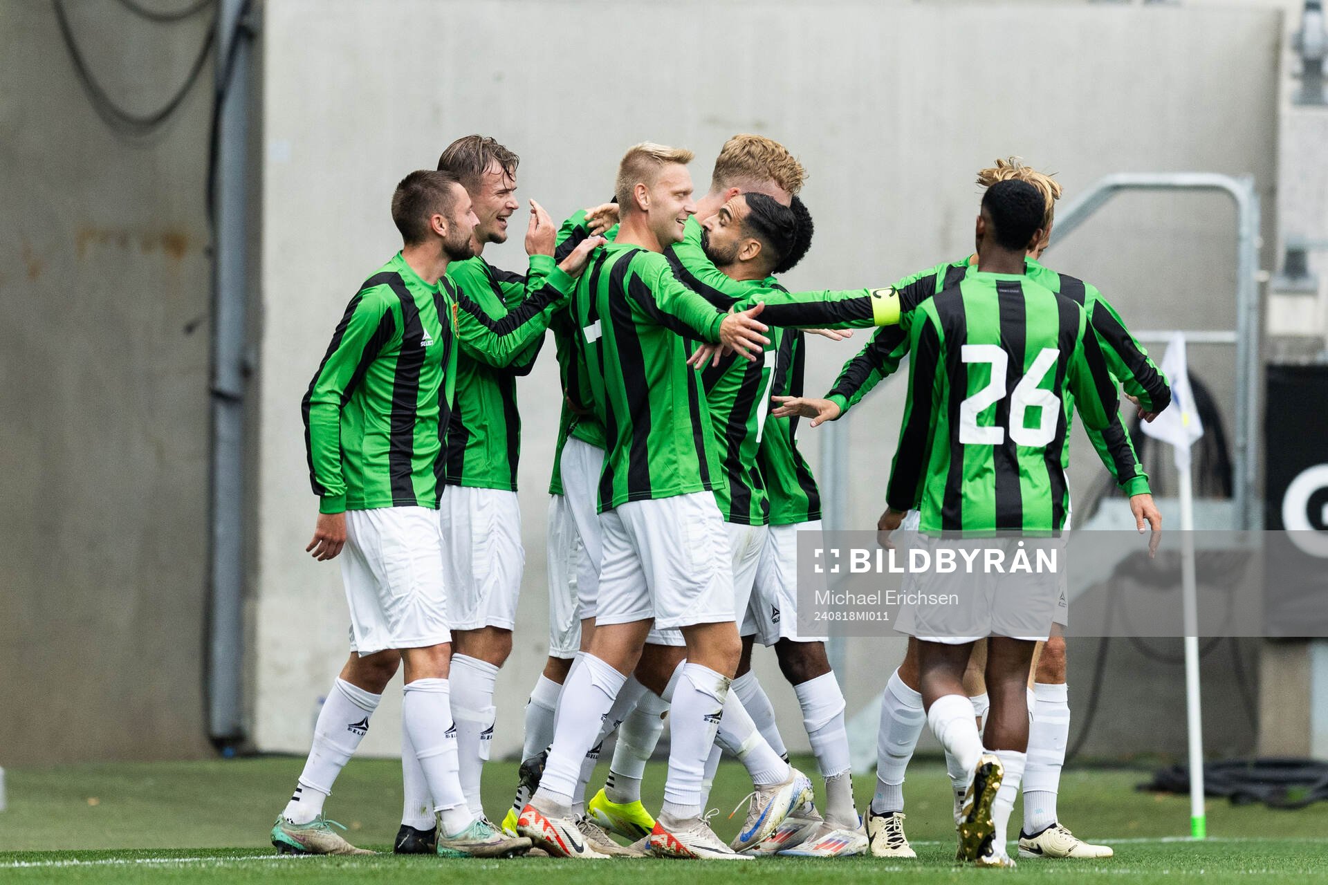 GAIS Filip Beckman jublar med lagkamrater efter 1-0 under fotbollsmatchen i Allsvenskan mellan GAIS och Halmstad den 18 augusti 2024 i Göteborg.