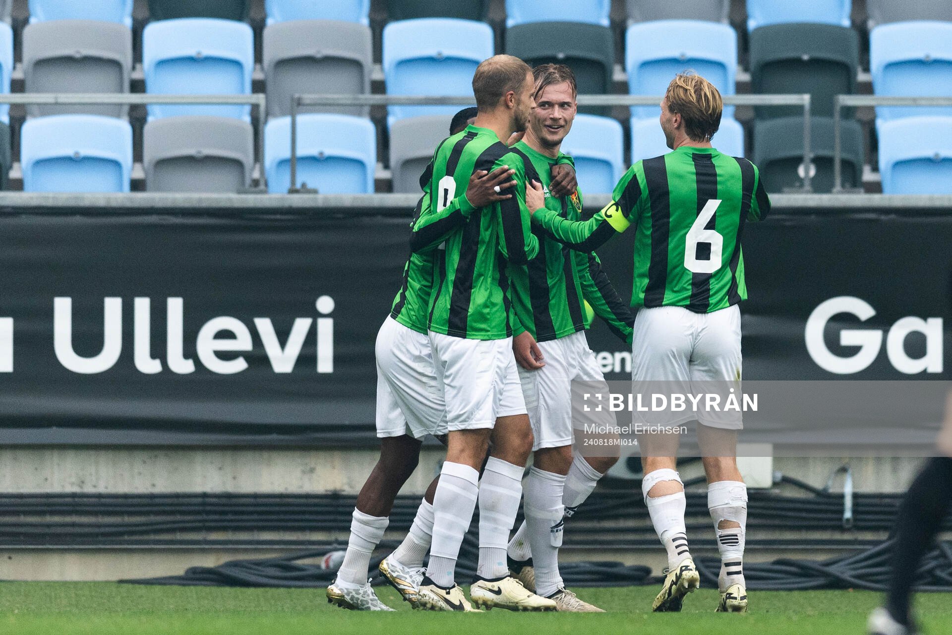 GAIS Alexander Ahl Holmström jublar med lagkamrater