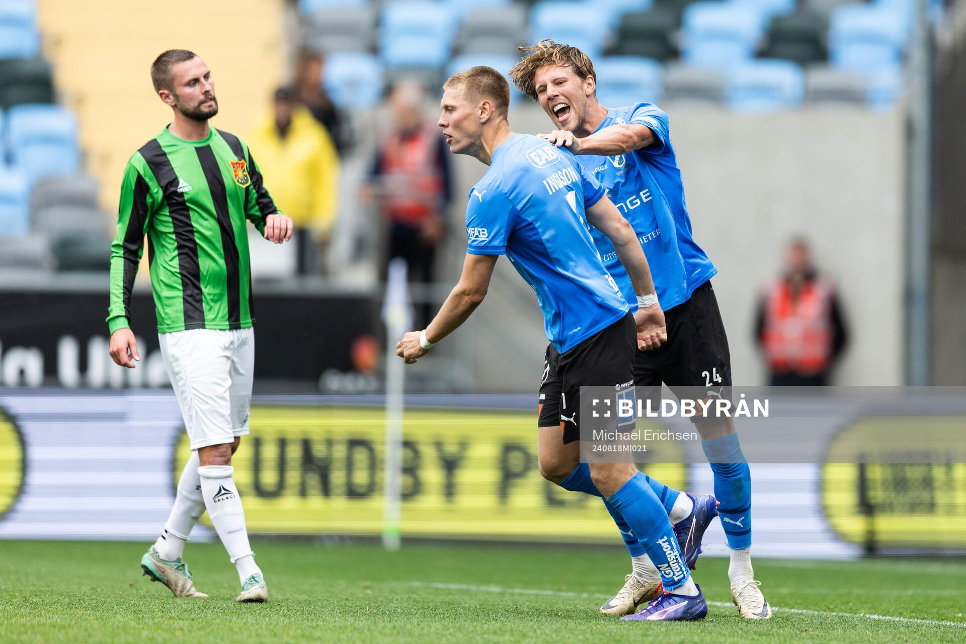 Halmstads Birnir Ingason jublar med Noah Söderberg