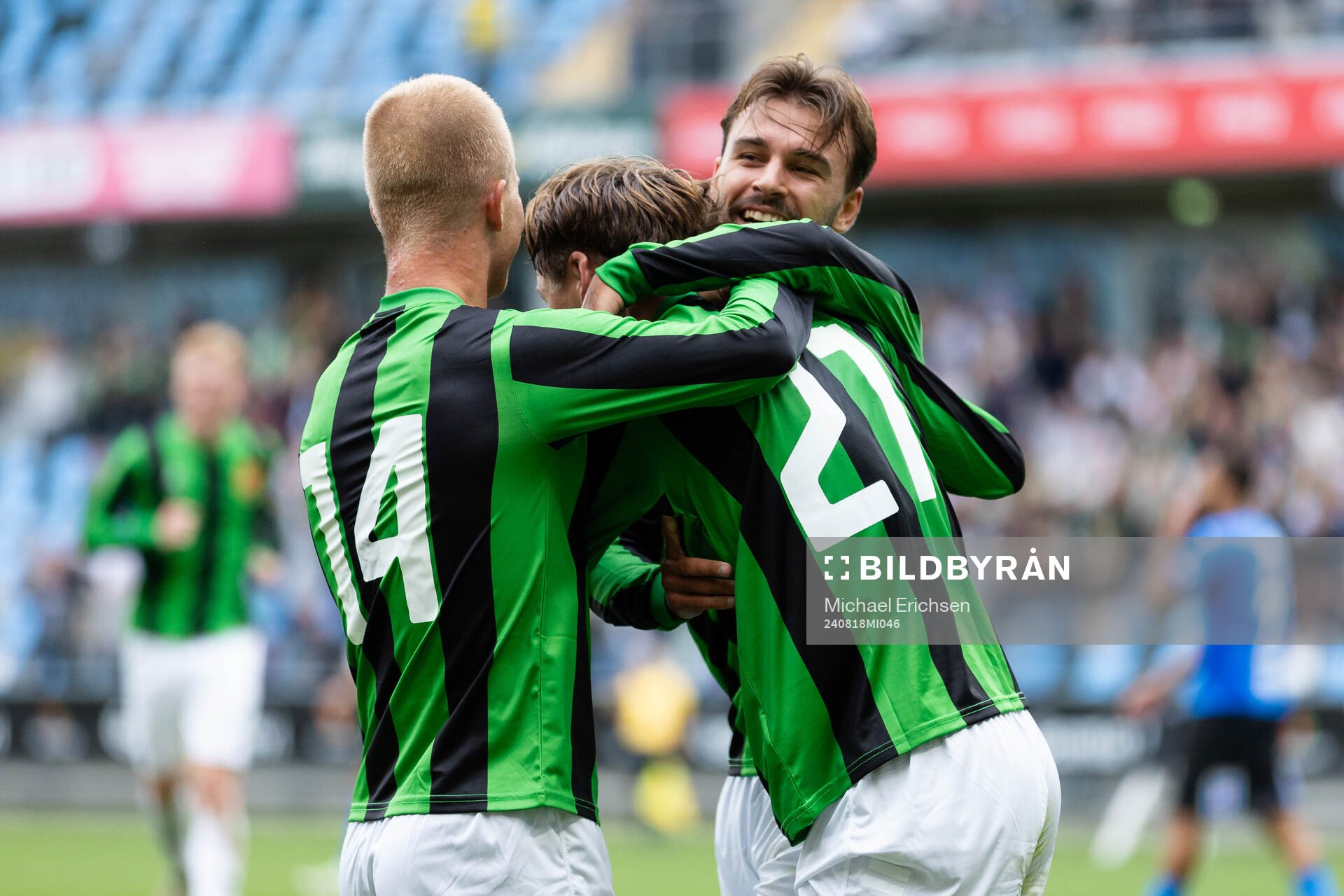 GAIS Axel Henriksson jublar med lagkamrater