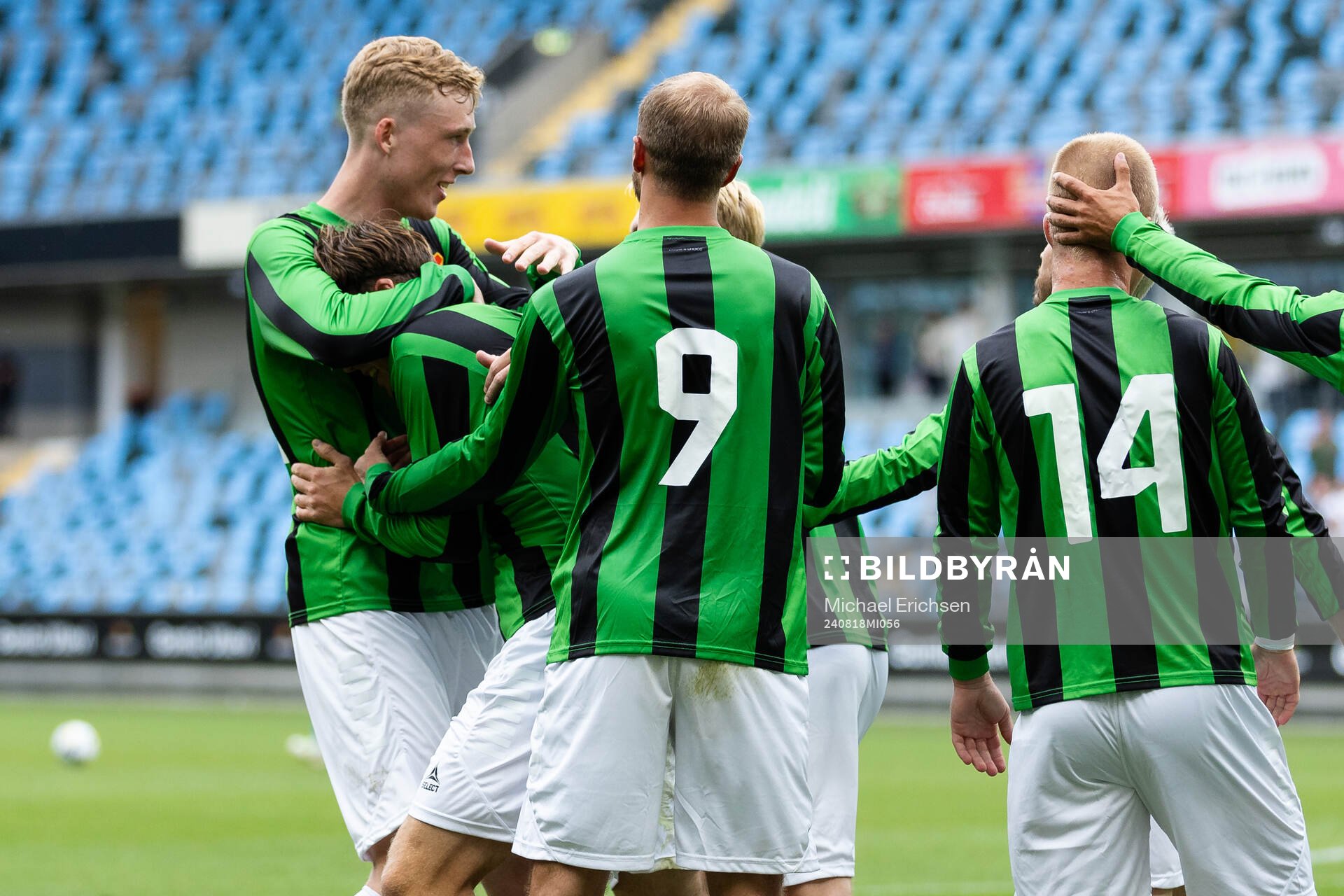 GAIS Axel Henriksson jublar med lagkamrater