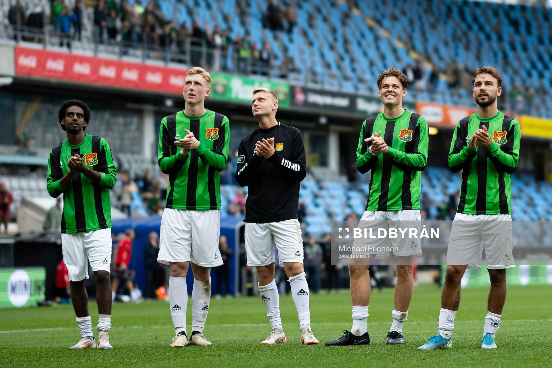 GAIS spelare jublar och tackar klacken