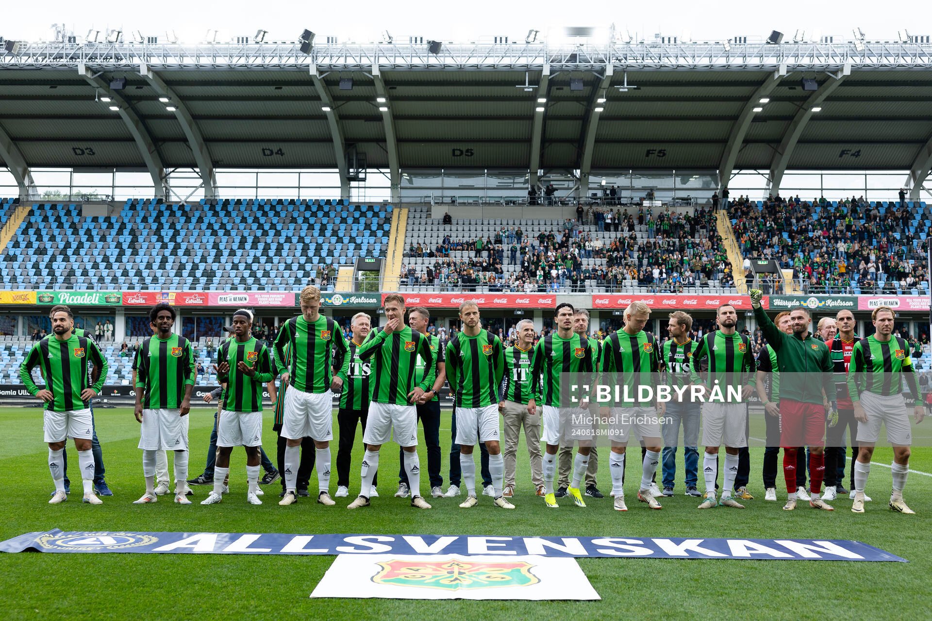 GAIS spelare på line up innan fotbollsmatchen i