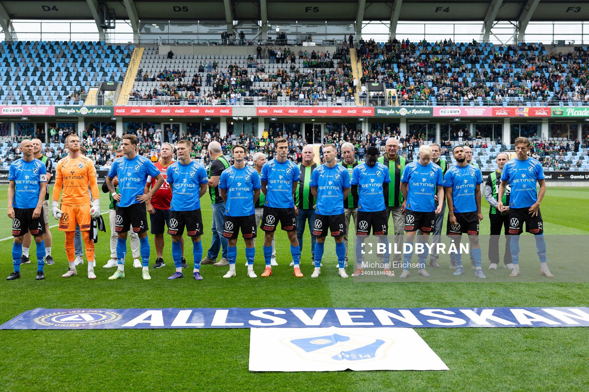 Halmstads  spelare på line up innan fotbollsmatchen i