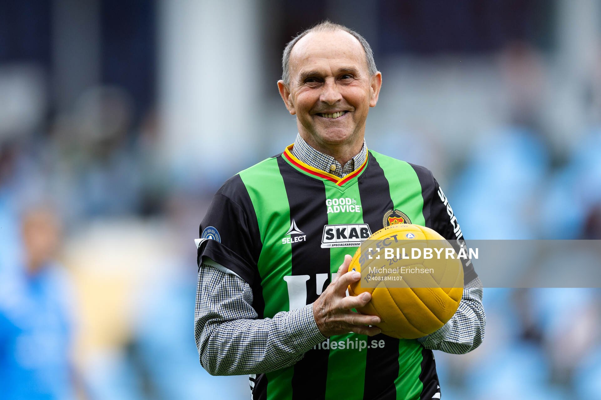 GAIS klubblegendar Sten Pålsson med jubileumsbollen