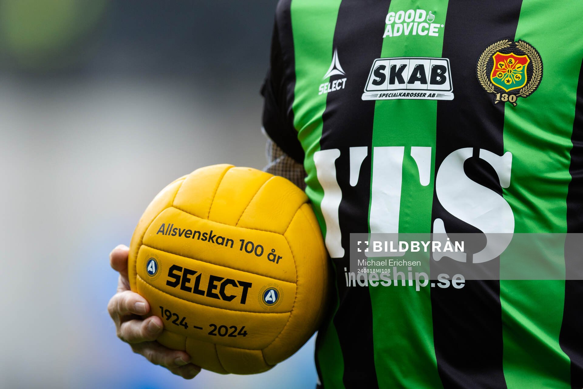 GAIS klubblegendar Sten Pålsson med jubileumsbollen
