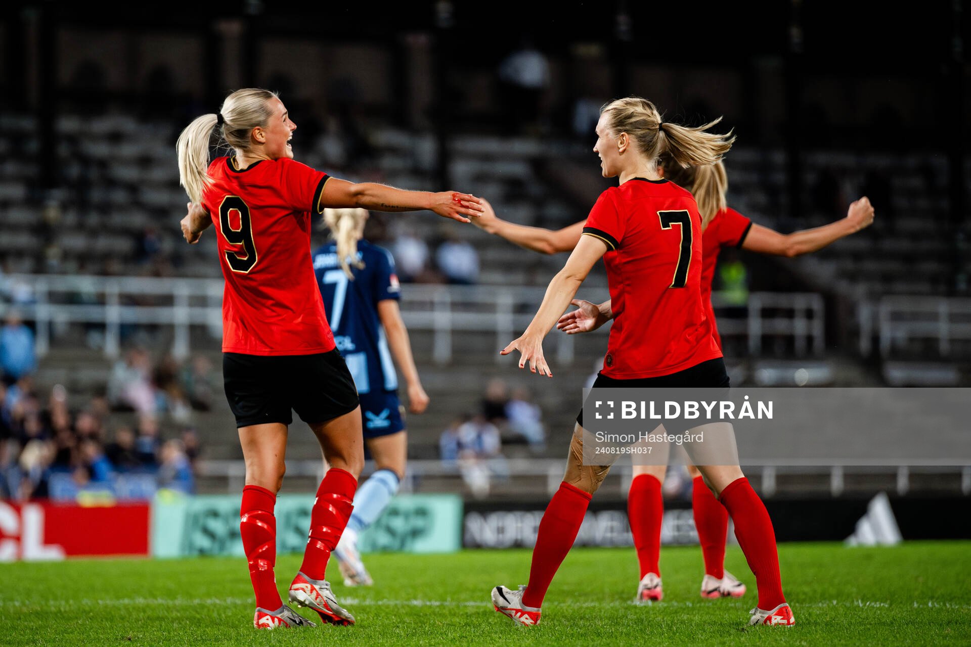 Brommapojkarnas Johanna Svedberg och Sara Olai jublar efter fotbollsmatchen i Damallsvenskan mellan Djurgården och Brommapojkarna den 19 augusti 2024 i Stockholm.