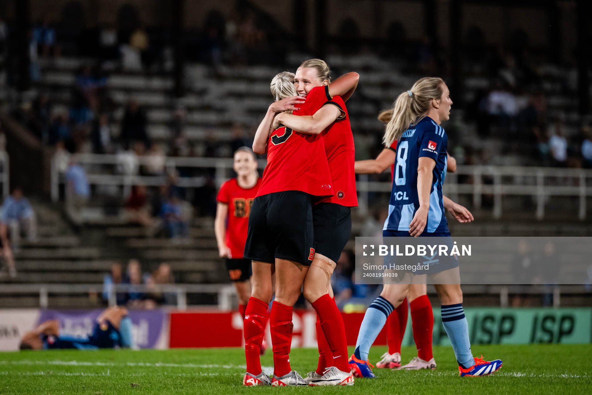 Brommapojkarnas Johanna Svedberg och Sara Olai jublar efter fotbollsmatchen i Damallsvenskan mellan Djurgården och Brommapojkarna den 19 augusti 2024 i Stockholm.