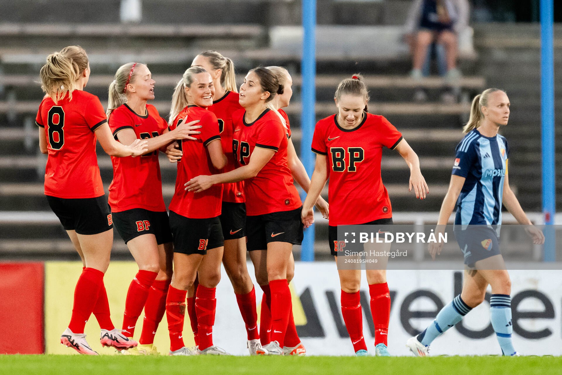 Brommapojkarnas spelare jublar efter 2-1 under fotbollsmatchen i Damallsvenskan mellan Djurgården och Brommapojkarna den 19 augusti 2024 i Stockholm.