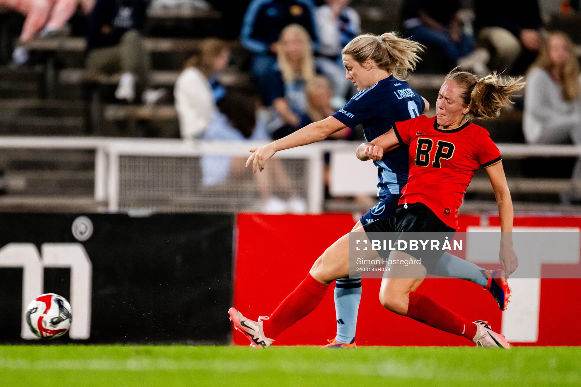 Djurgårdens Mimmi Larsson och Brommapojkarnas Alice Ahlberg