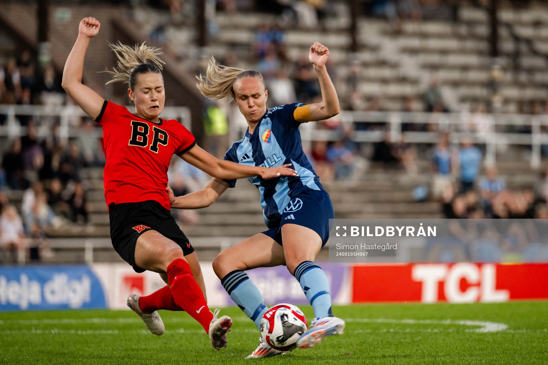Brommapojkarnas Emma Engström och Djurgårdens Matilda Plan