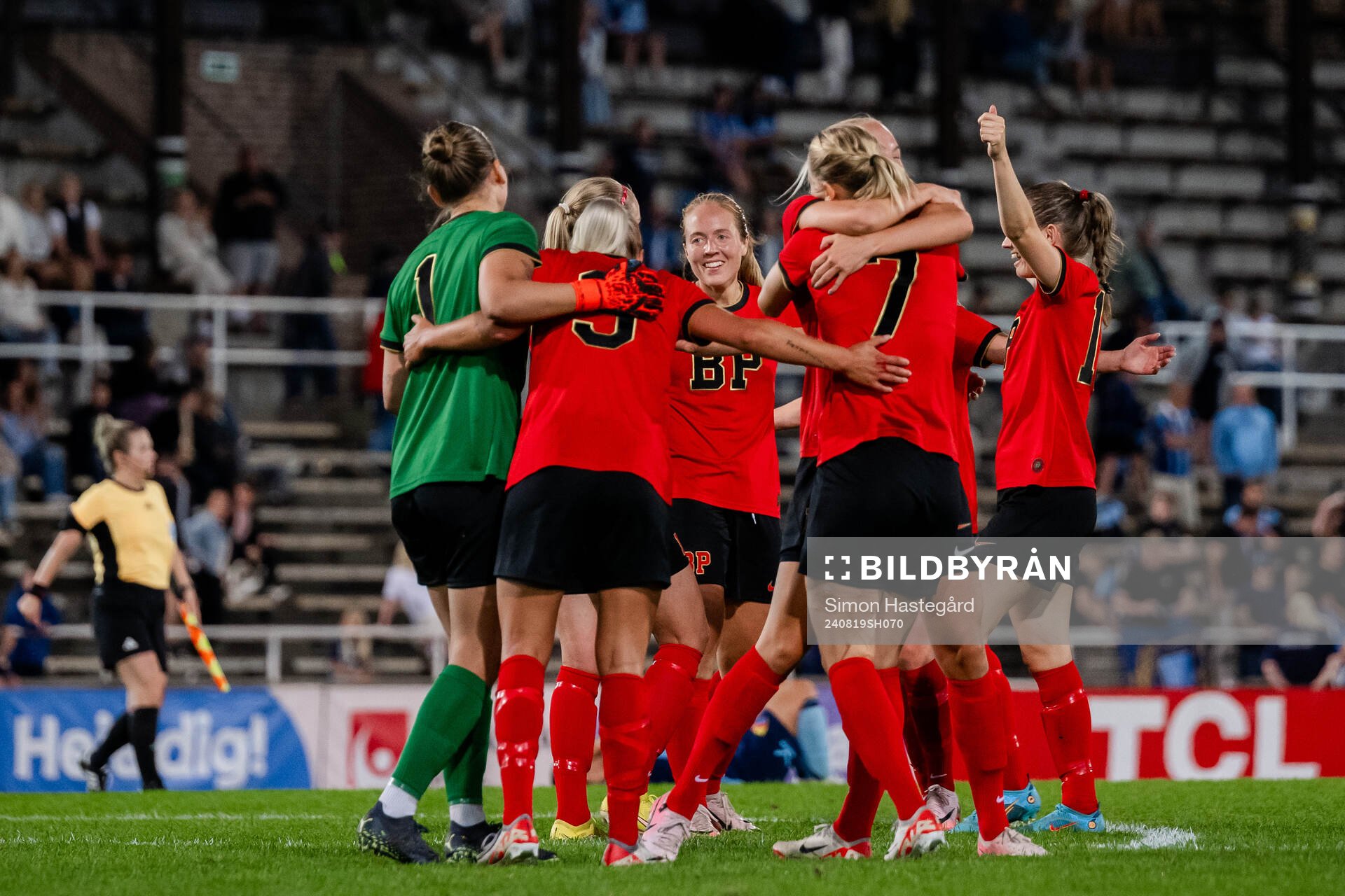 Brommapojkarnas spelare jublar efter fotbollsmatchen i Damallsvenskan mellan Djurgården och Brommapojkarna den 19 augusti 2024 i Stockholm.