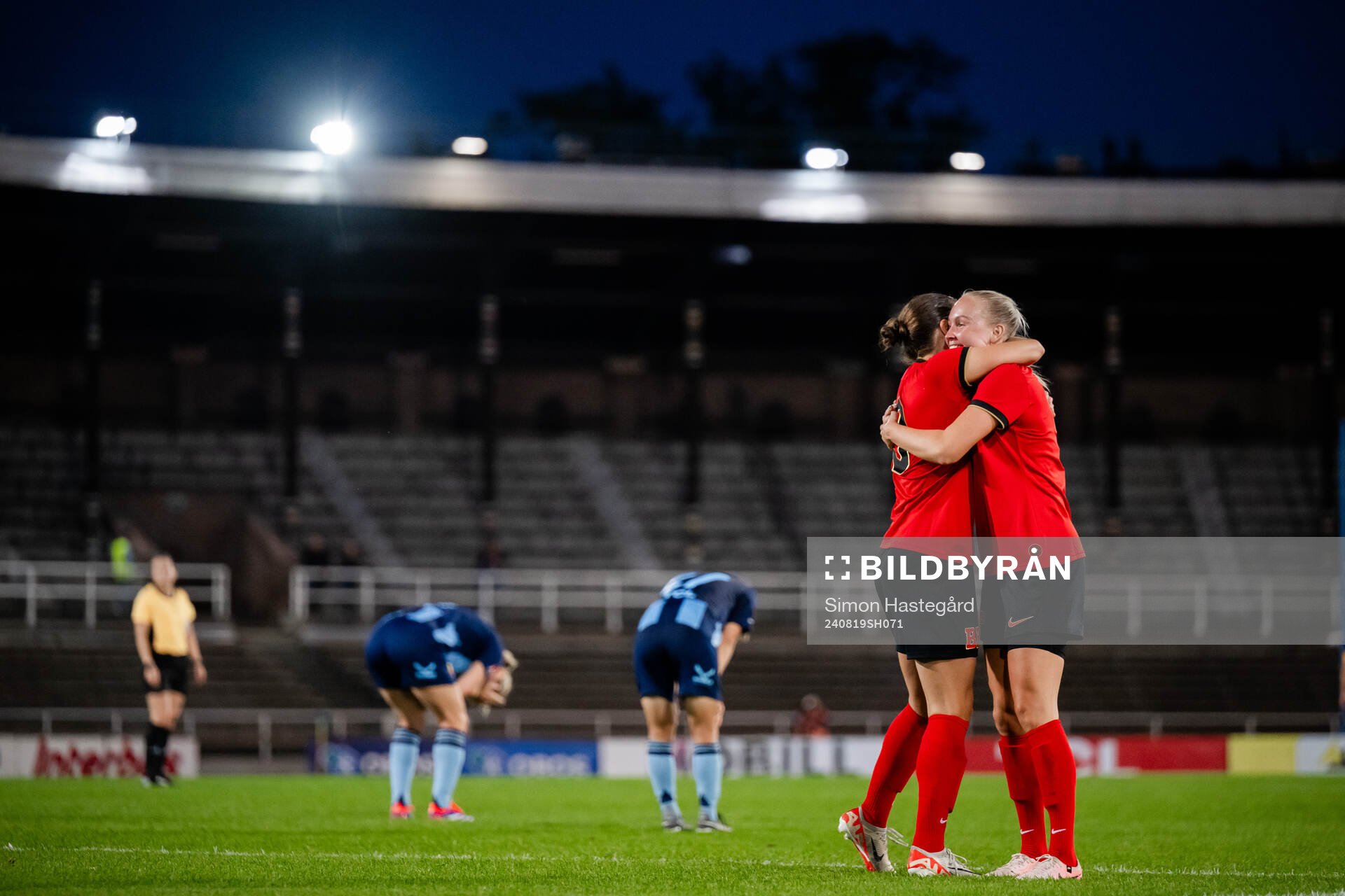 Brommapojkarnas Julia Olsson och Wilma Wärulf jublar efter fotbollsmatchen i Damallsvenskan mellan Djurgården och Brommapojkarna den 19 augusti 2024 i Stockholm.