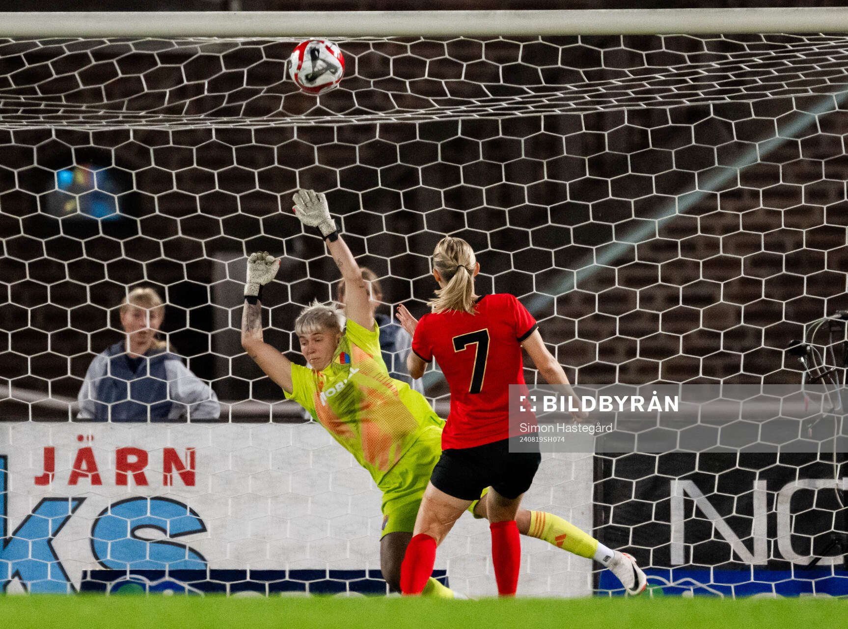 Brommapojkarnas Sara Olai gör 2-3 bakom Djurgårdens