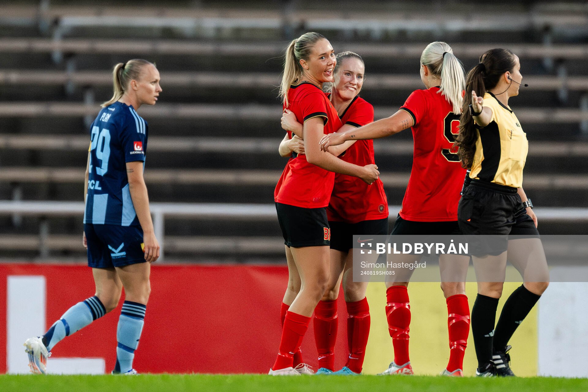 Brommapojkarnas Tuva Ölvestad jublar efter 2-1 under fotbollsmatchen i Damallsvenskan mellan Djurgården och Brommapojkarna den 19 augusti 2024 i Stockholm.