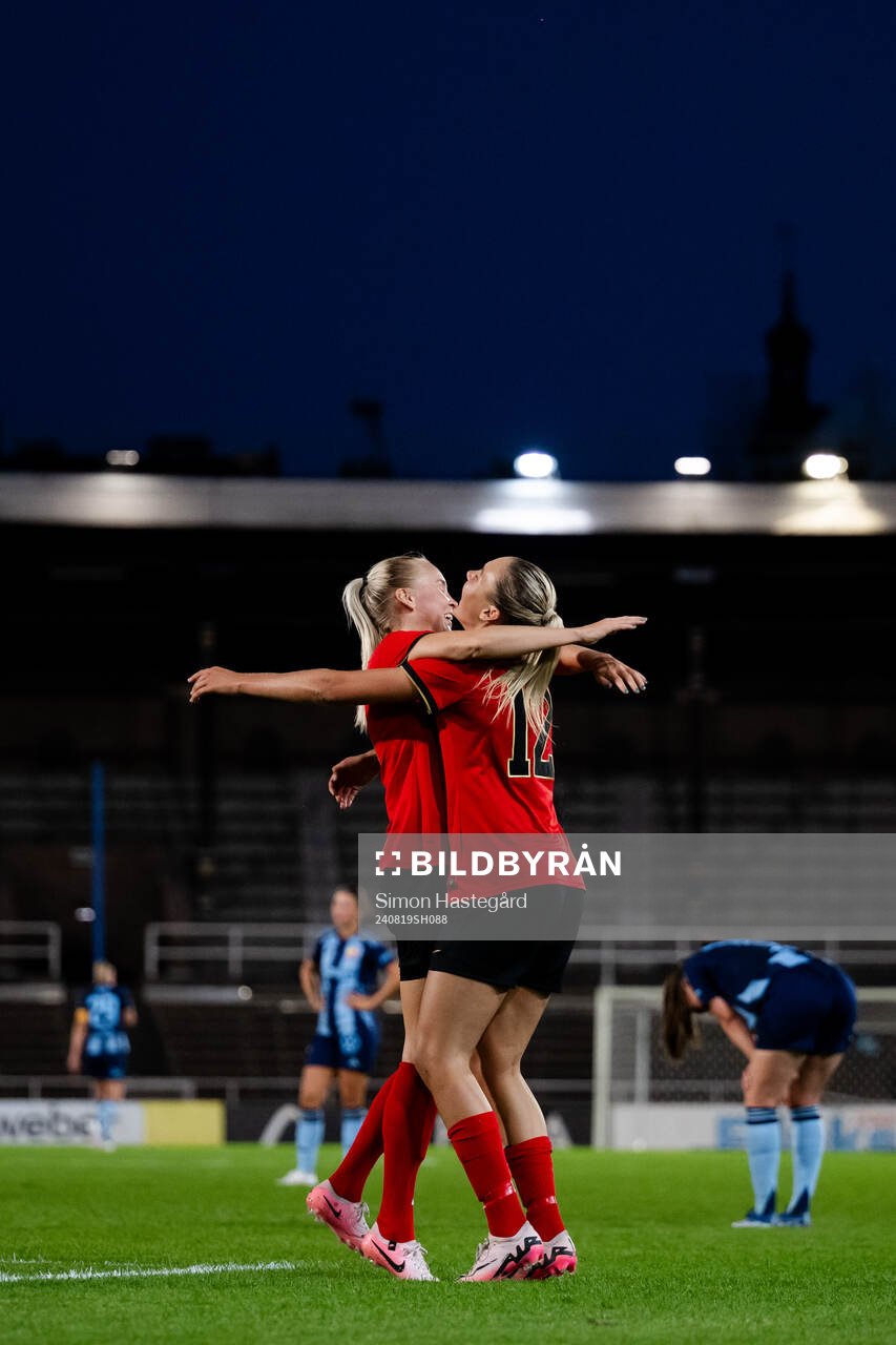 Brommapojkarnas Wilma Wärulf och Tuva Ölvestad jublar