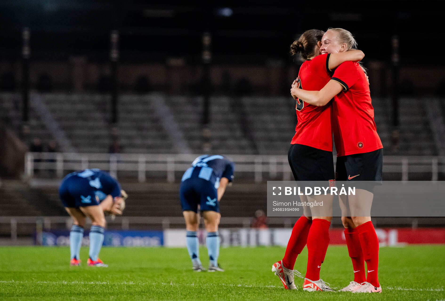 Brommapojkarnas Julia Olsson och Wilma Wärulf jublar