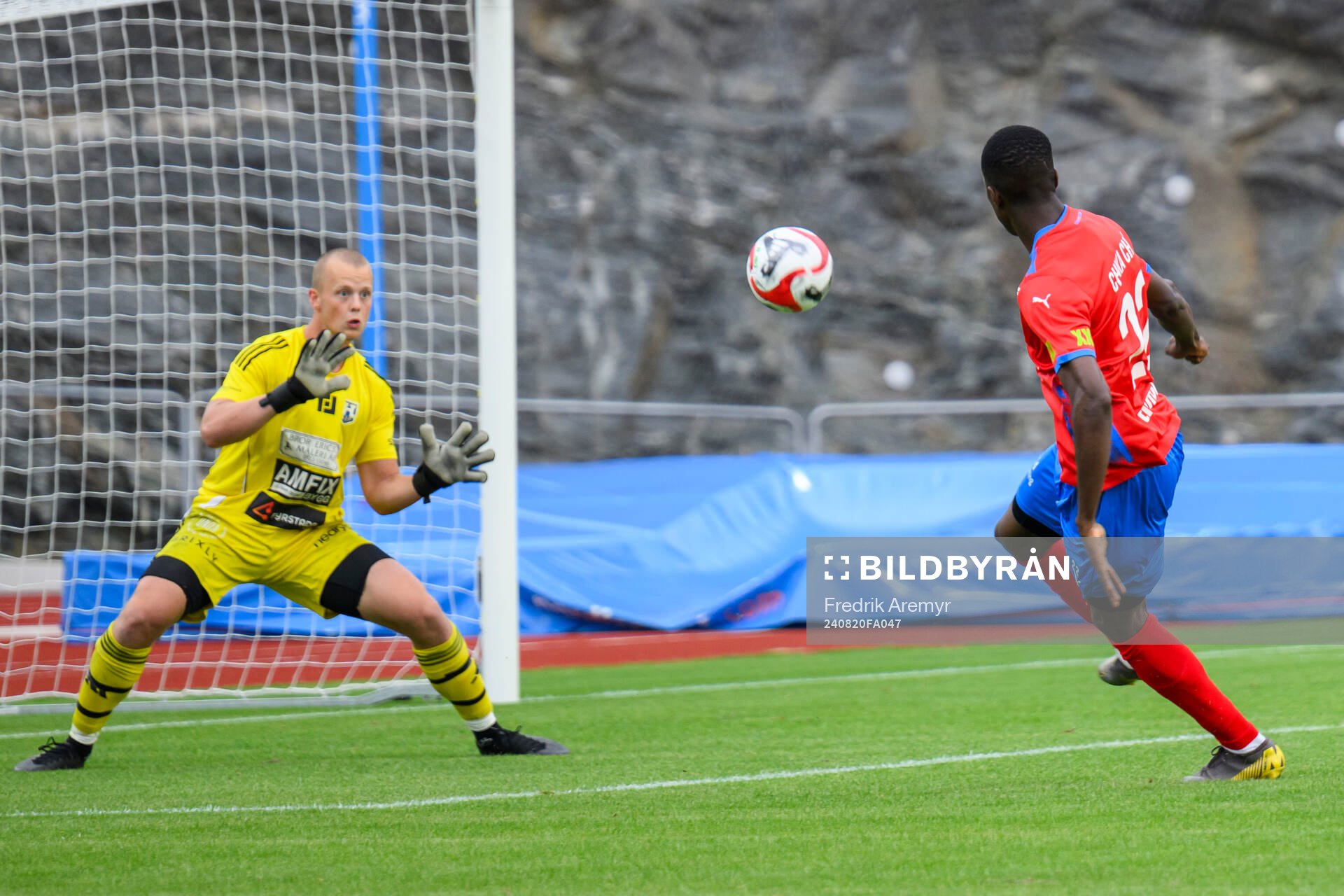 Herrestads målvakt Eskil Persson och Helsingborgs Chisomnazu Chika Chidi under fotbollsmatchen i Svenska Cupen mellan Herrestad och Helsingborg den 20 augusti 2024 i Uddevalla.