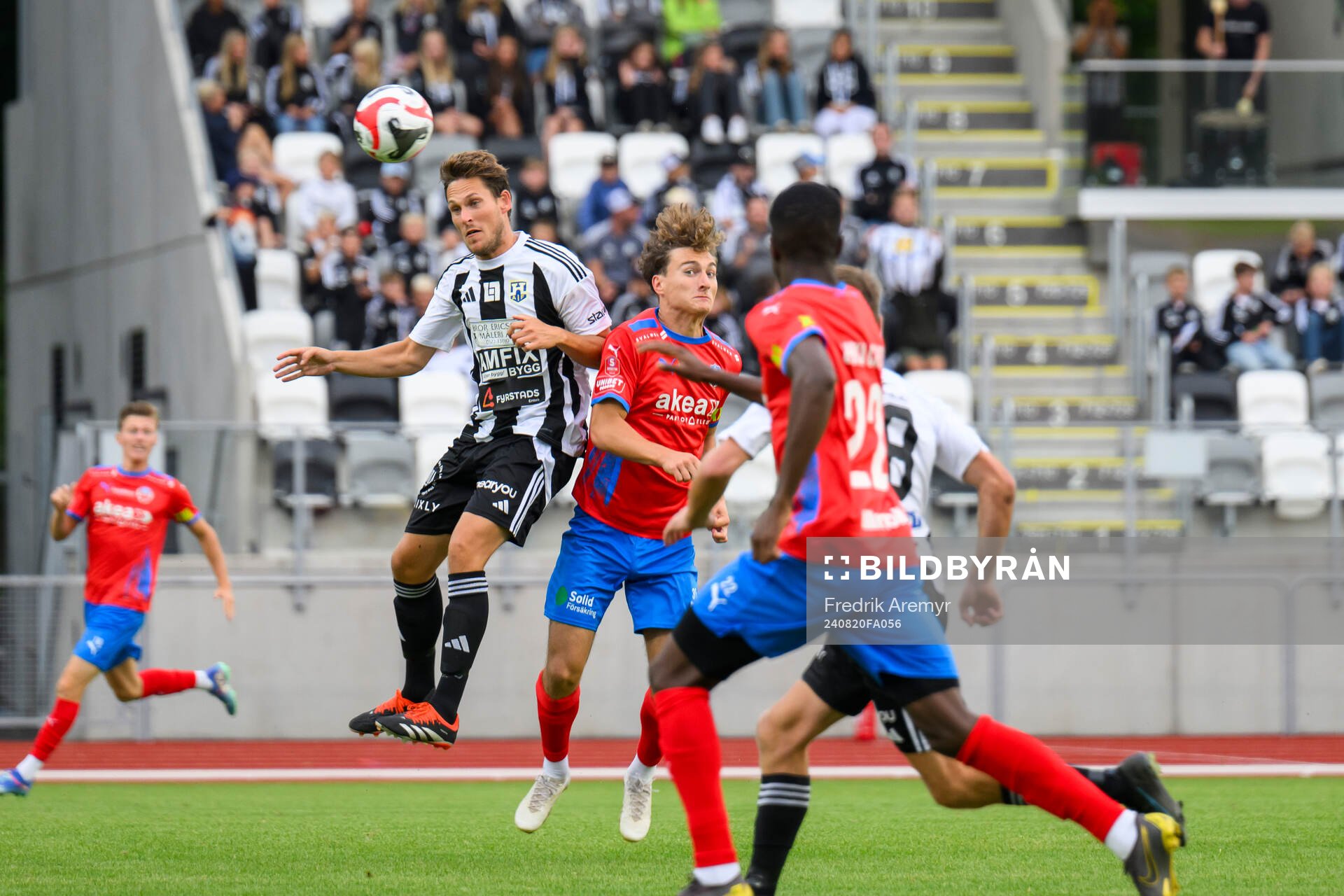 Herrestads Alexander Klang och Helsingborgs Casper Ljung Hofvendahl under fotbollsmatchen i Svenska Cupen mellan Herrestad och Helsingborg den 20 augusti 2024 i Uddevalla.