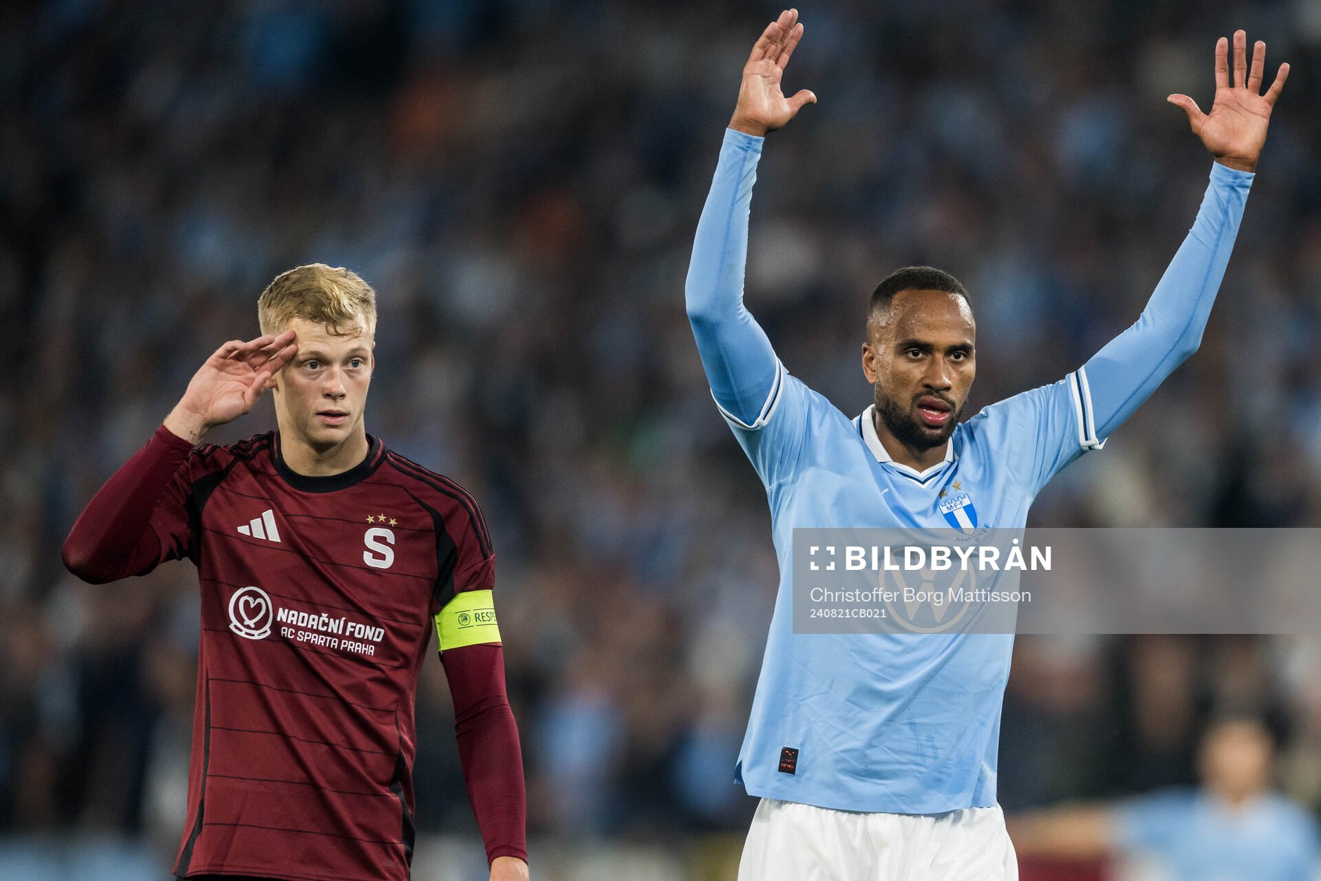 Jakub Pesek of Sparta Prag and Isaac Kiese Thelin of Malmö