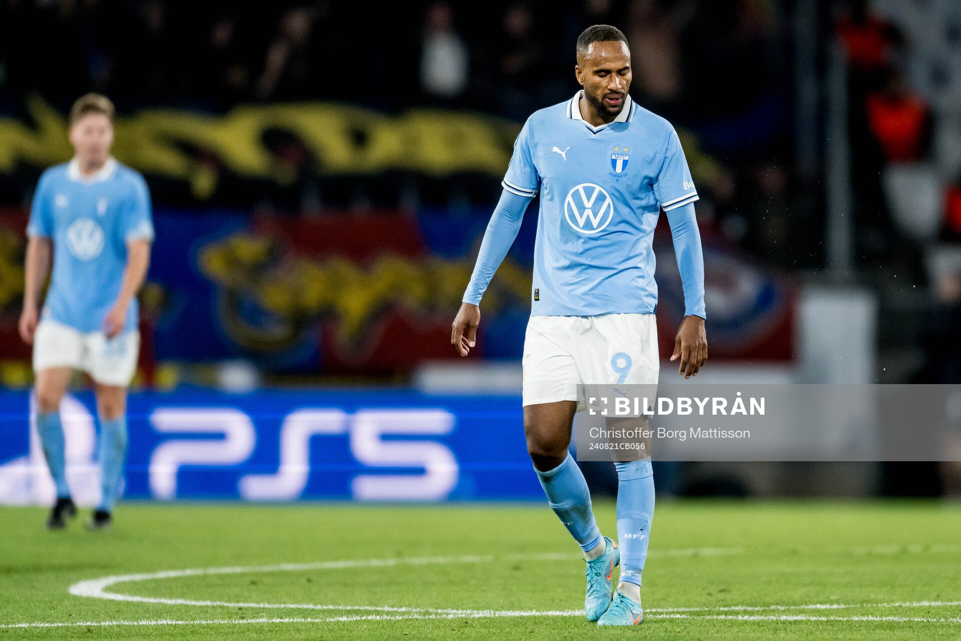 Isaac Kiese Thelin of Malmö FF looks dejected