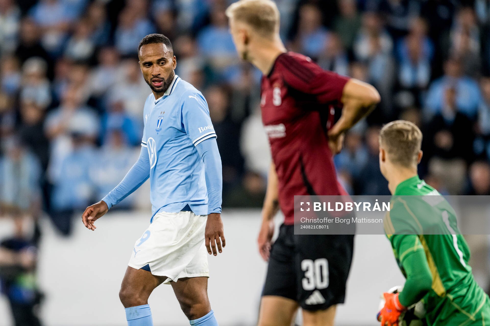 Isaac Kiese Thelin of Malmö FF looks dejected