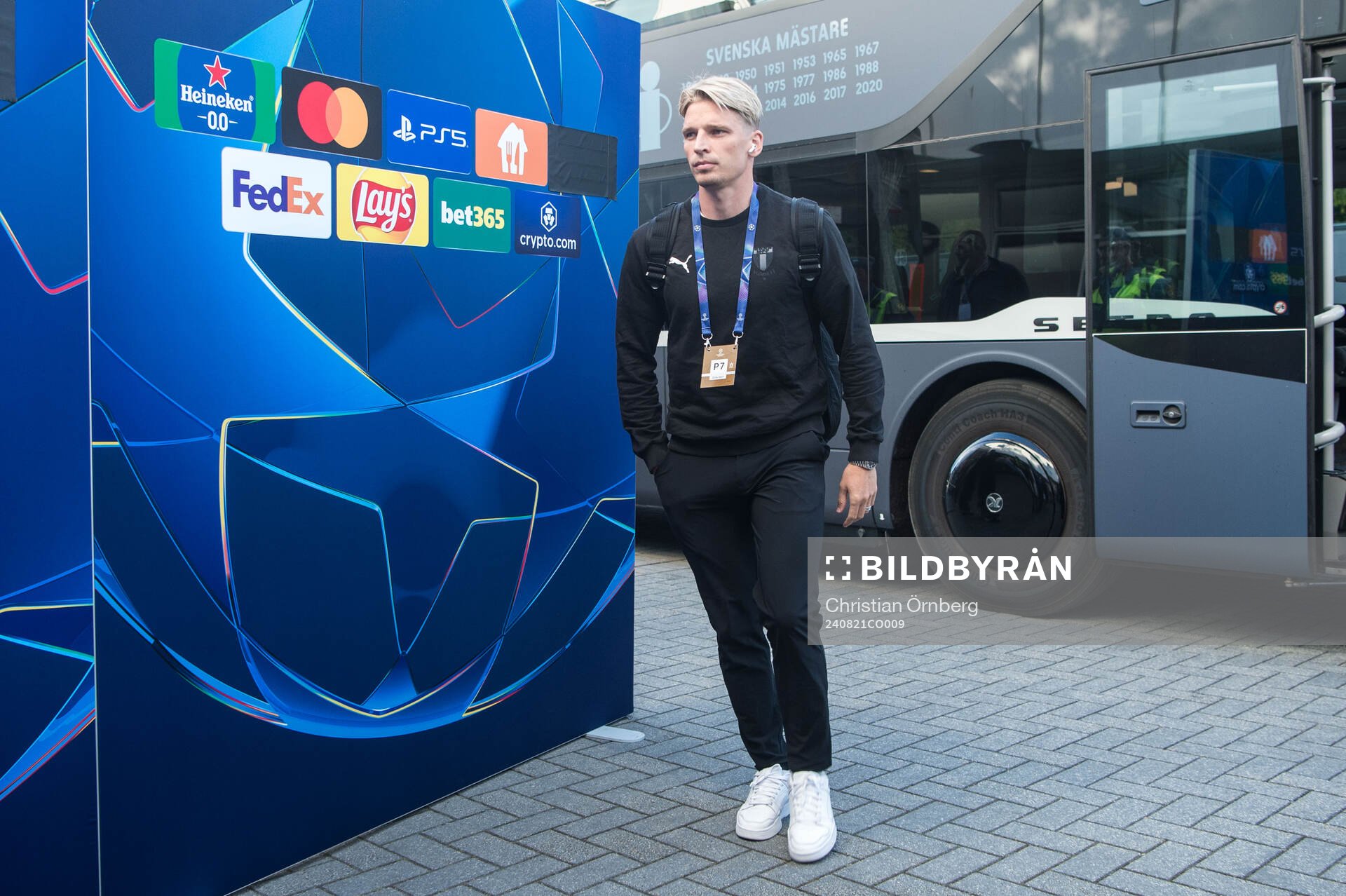 Jens Stryger of Malmö FF arrives