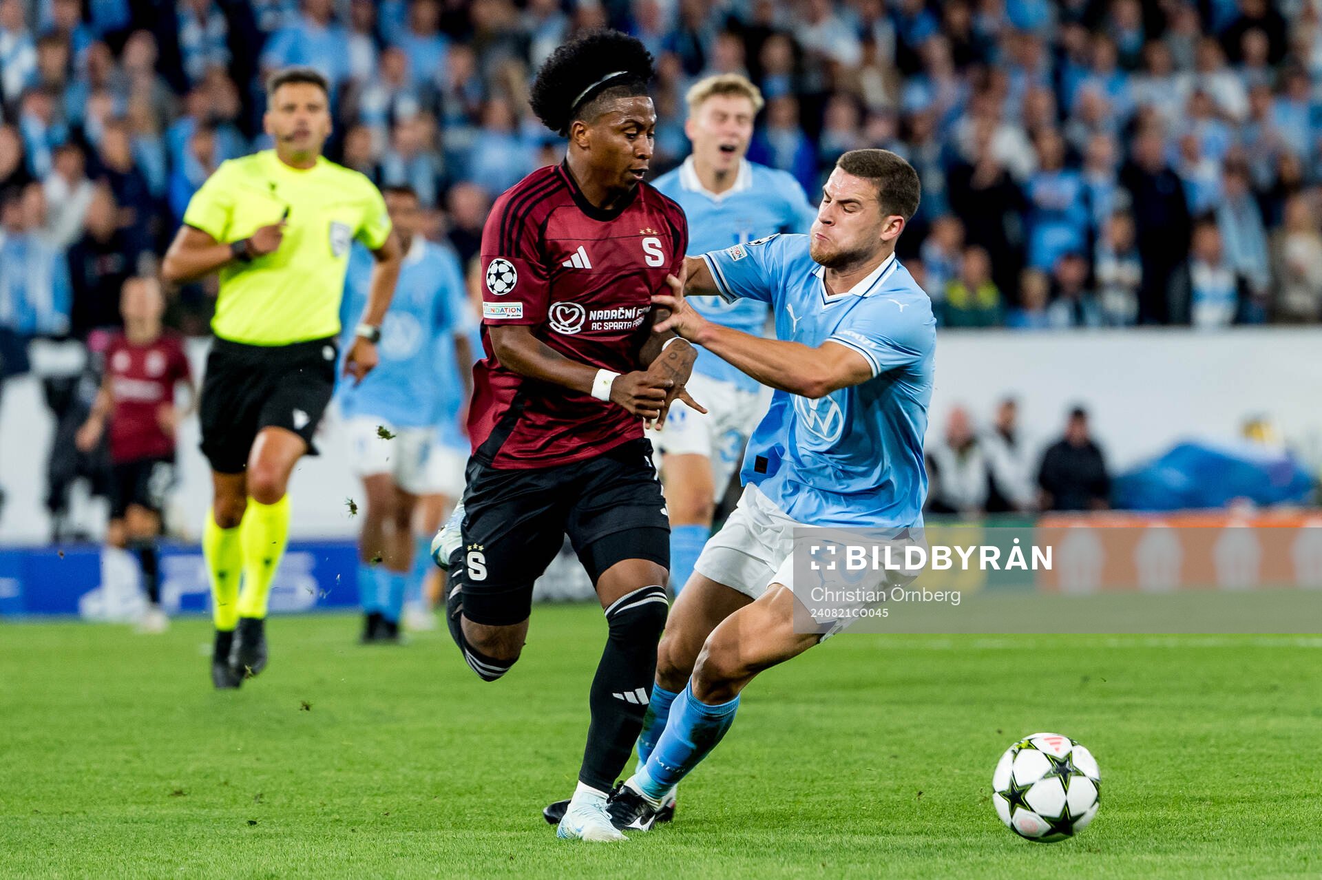 Asger Sørensen of Sparta Prag and Gabriel Busanello of