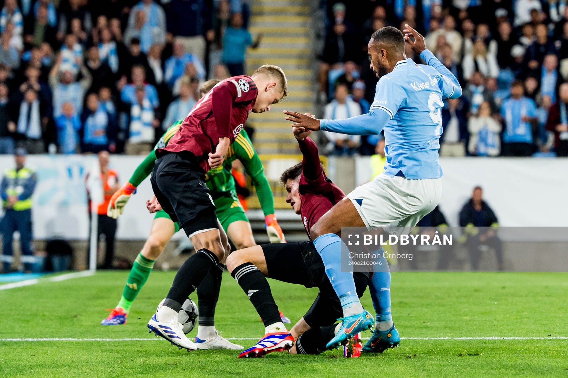 Filip Panak and Martin Vitik of Sparta Prag against Isaac
