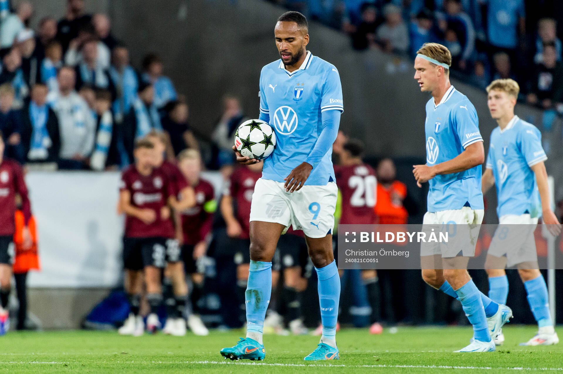 Isaac Kiese Thelin of Malmö FF looks dejected