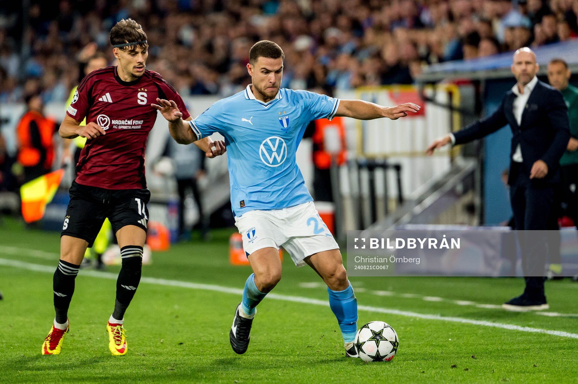 Angelo Preciado of Sparta Prag and Gabriel Busanello of